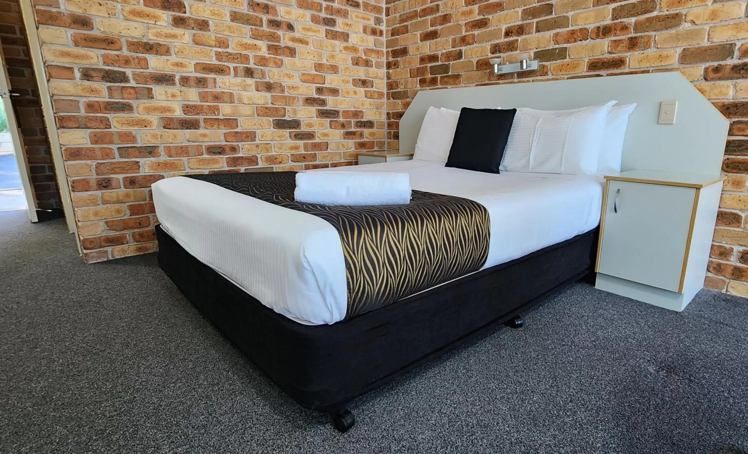 Bed in Golf Club Motor Inn Wingham