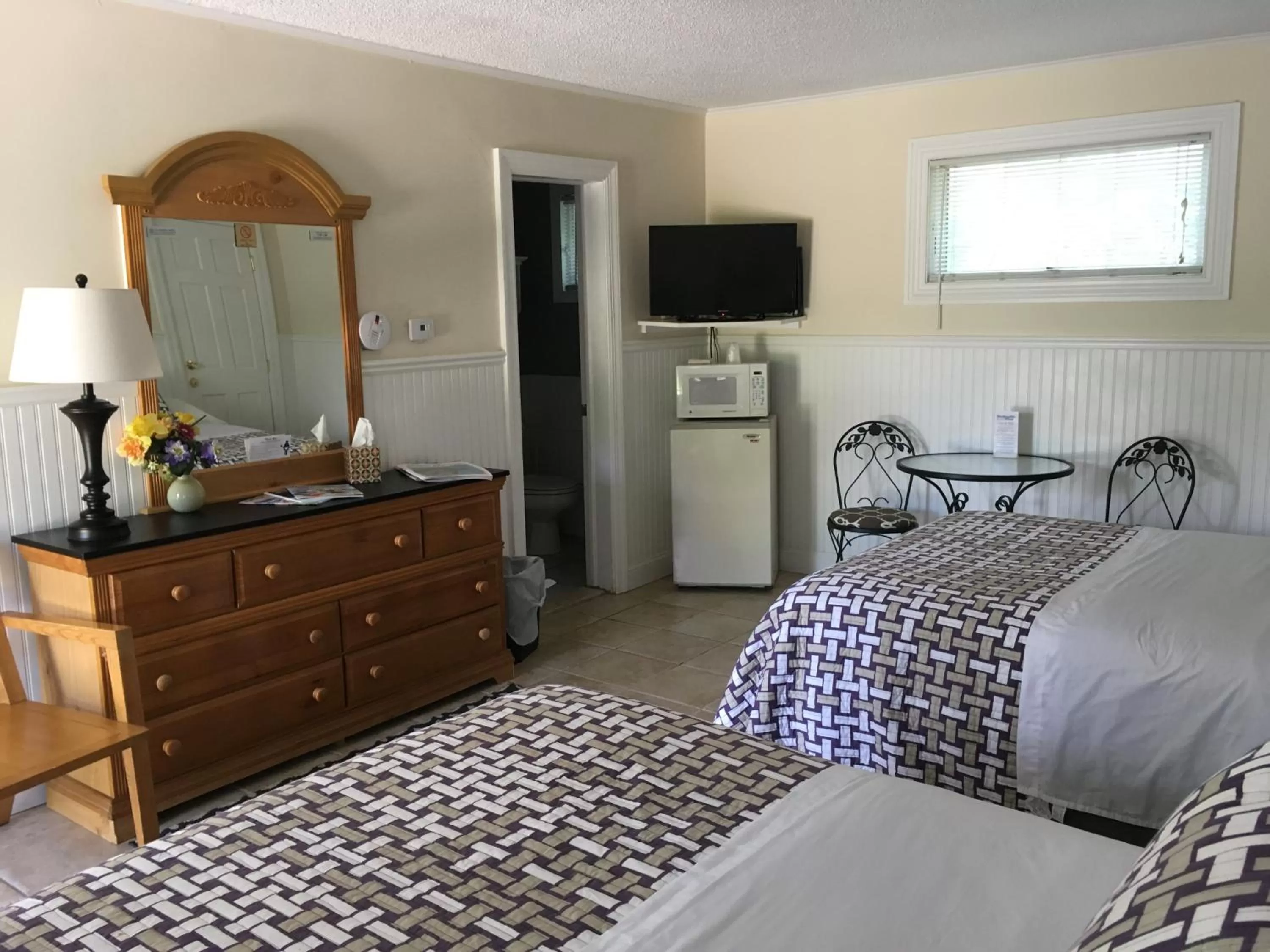 TV and multimedia in Westhampton Seabreeze Motel