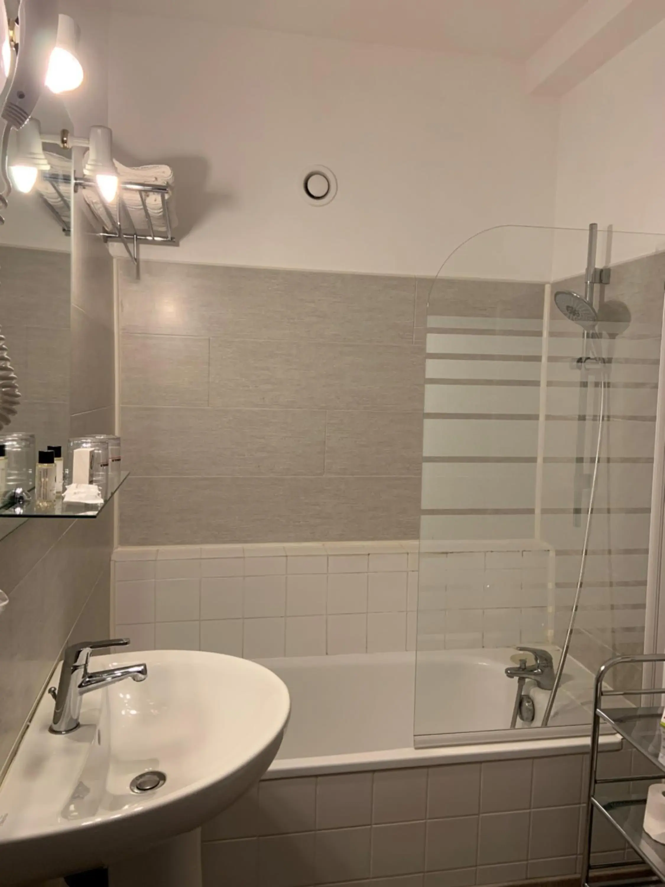 Bathroom in The Originals Boutique, Hôtel du Parc, Cavaillon (Inter-Hotel)