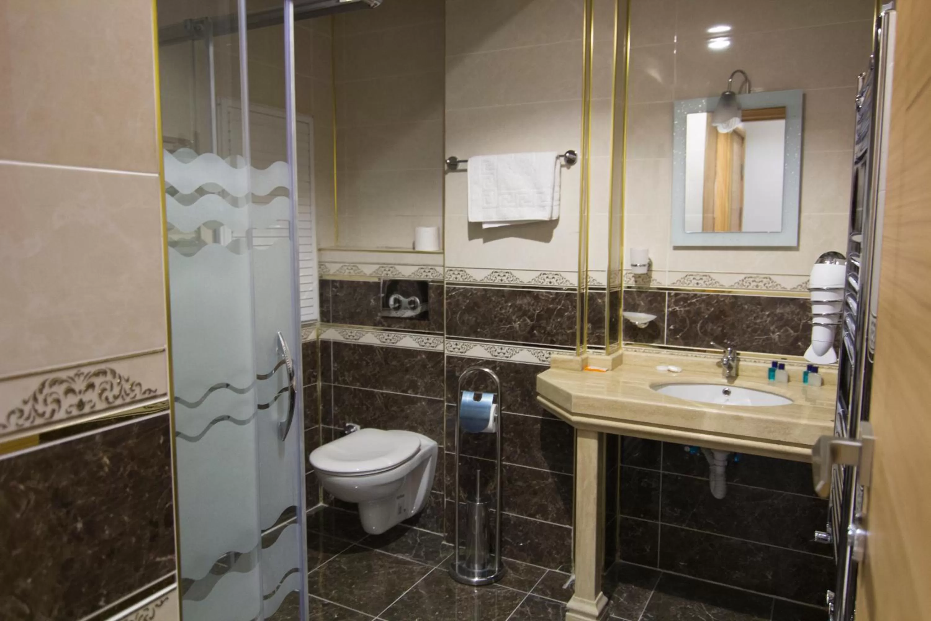 Bathroom in Reyyan Hotel