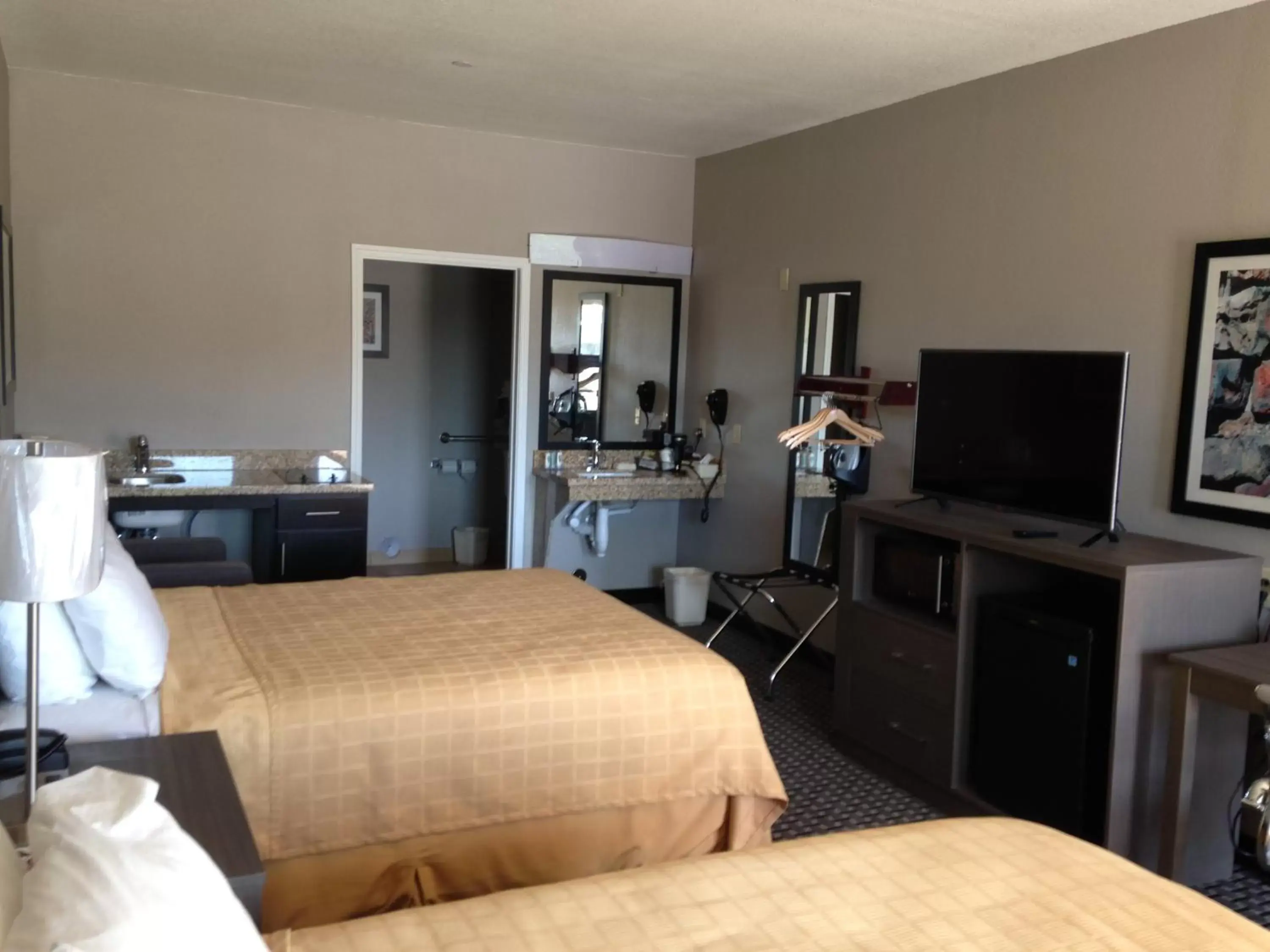 Photo of the whole room, TV/Entertainment Center in Scottish Inn & Suites Cotulla, TX