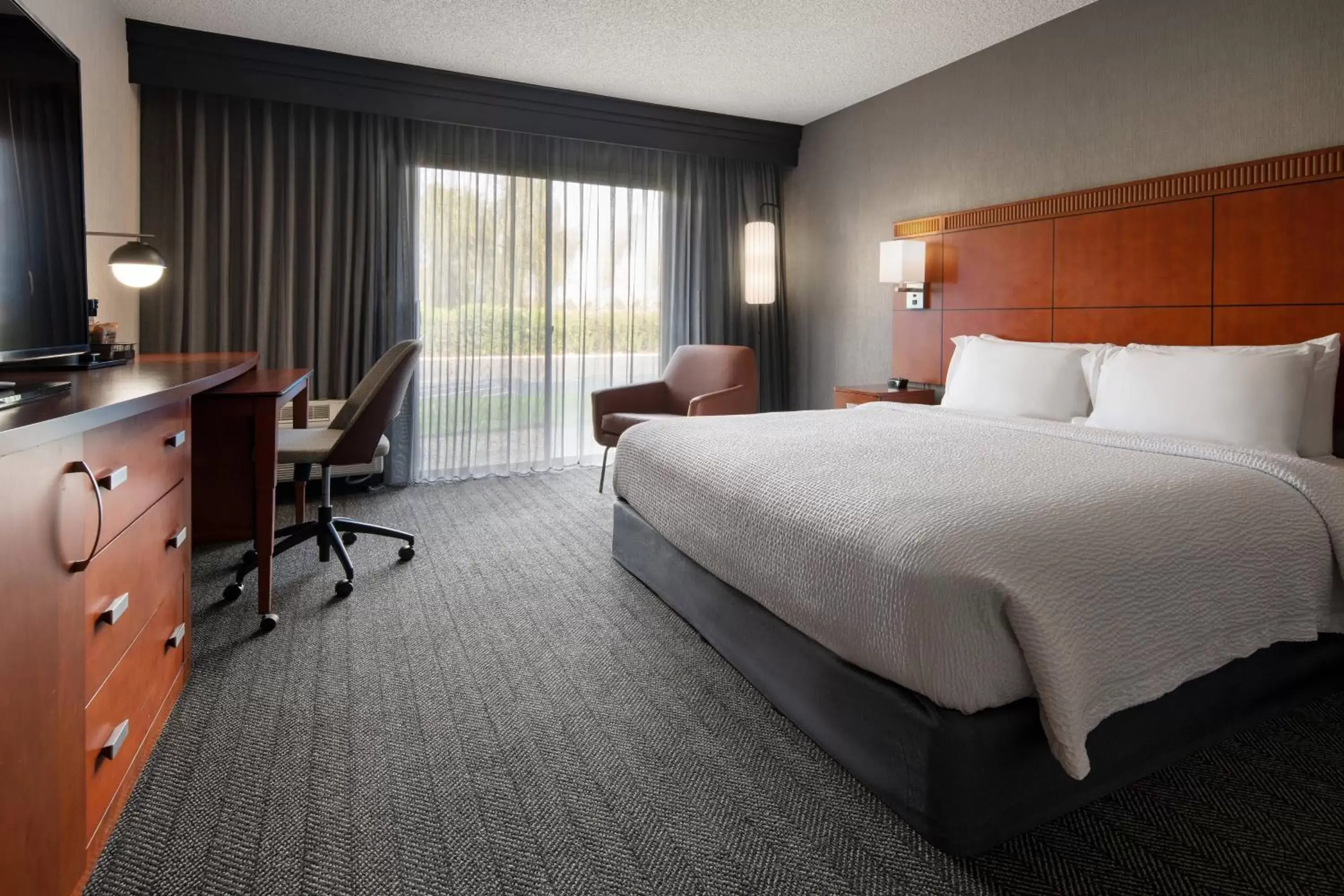 Photo of the whole room, Bed in Courtyard by Marriott Fresno