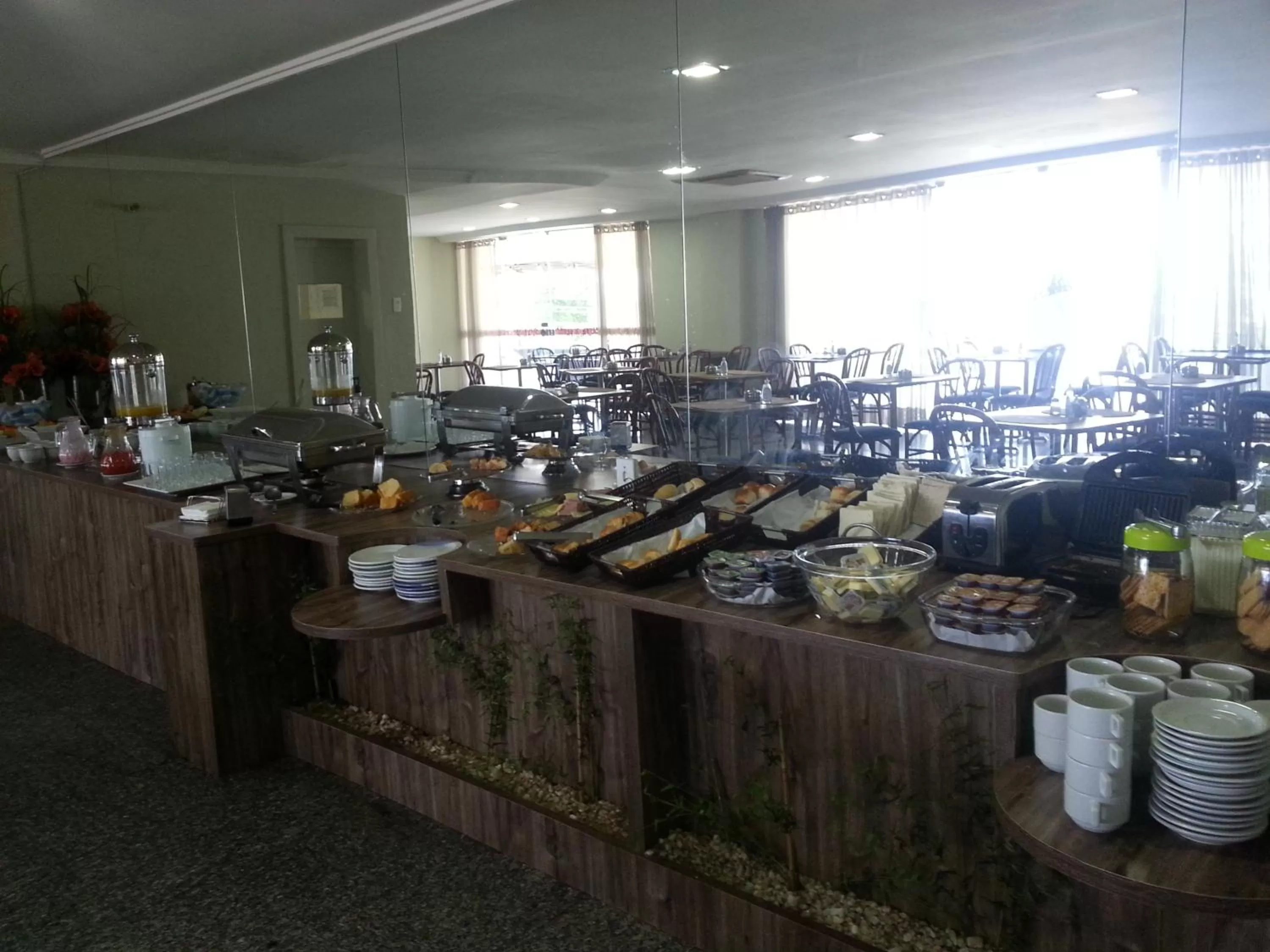 Restaurant/places to eat in Iracema Residence Hotel Flat