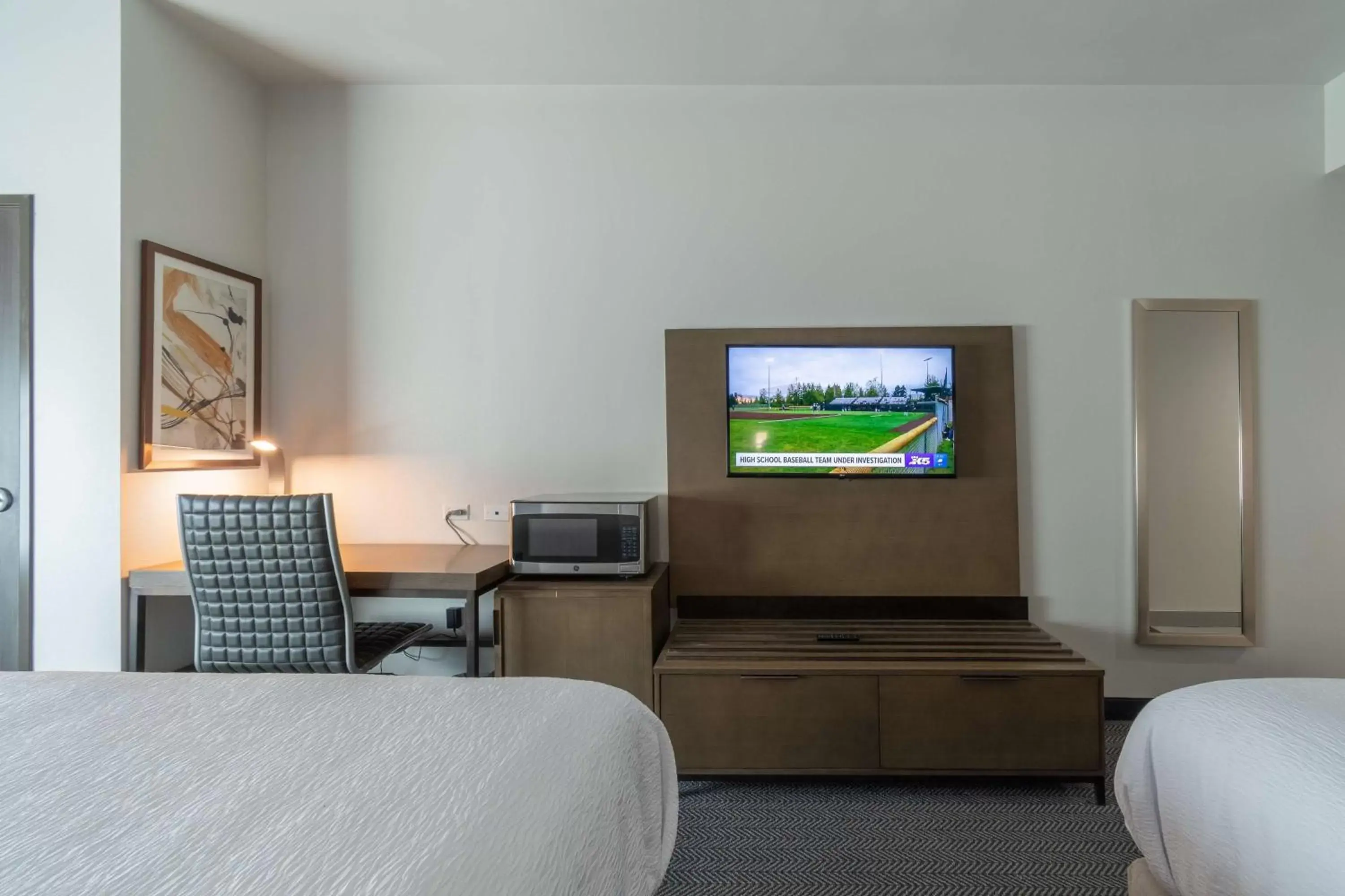 Bedroom, TV/Entertainment Center in Best Western Plus Tacoma Hotel