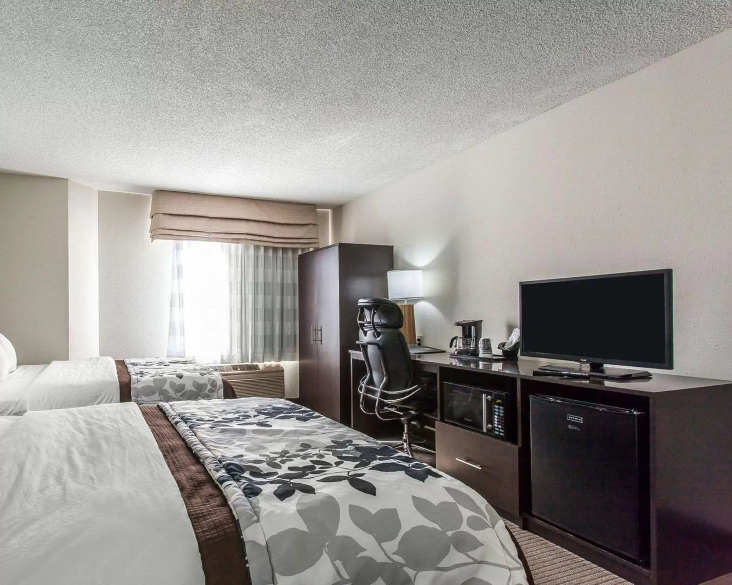 Photo of the whole room, Bed in Sleep Inn & Suites Near I-90 and Ashtabula