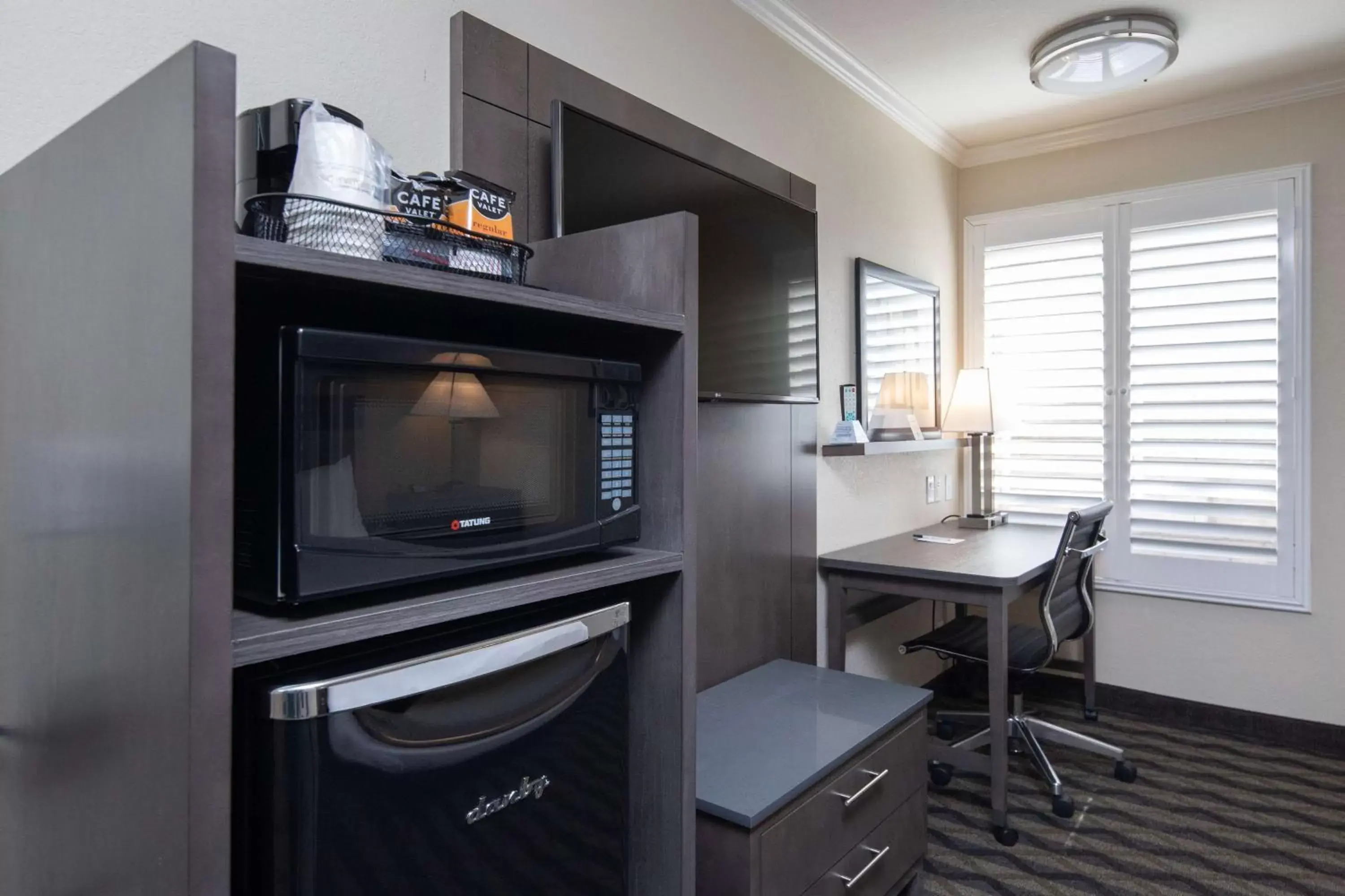 Photo of the whole room, TV/Entertainment Center in Best Western Silicon Valley Inn