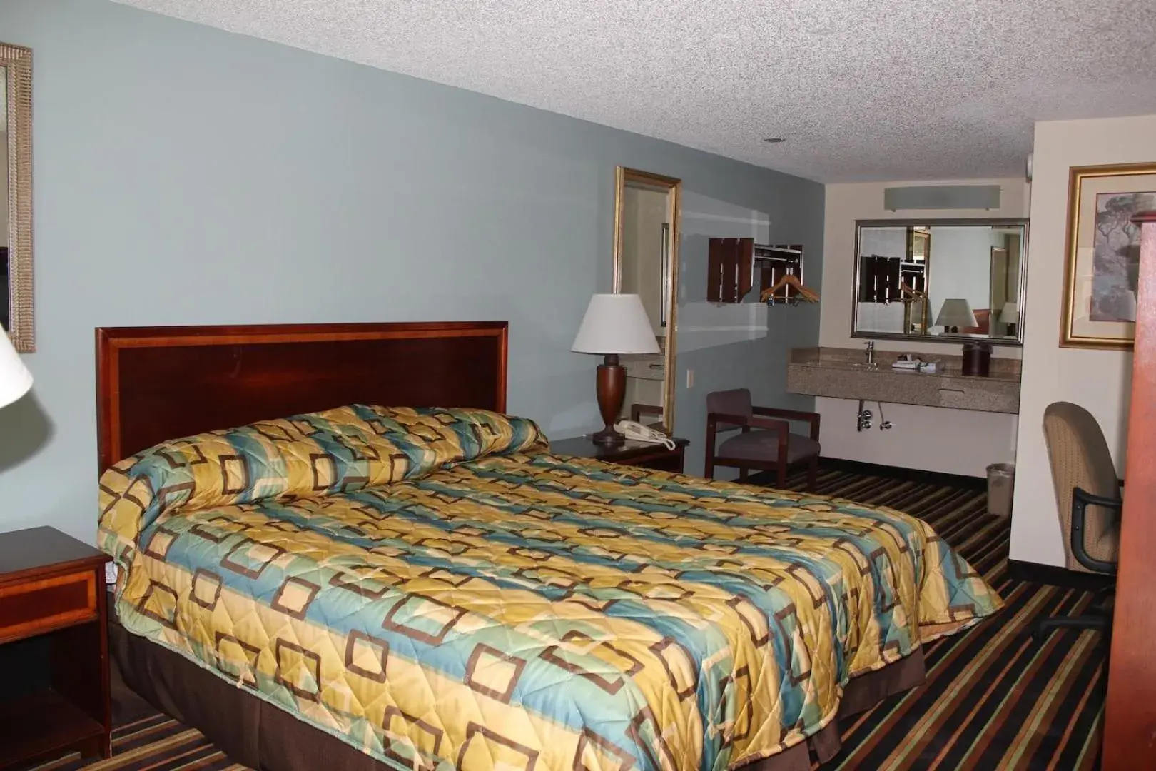 Photo of the whole room, Bed in Somatel Goodlettsville