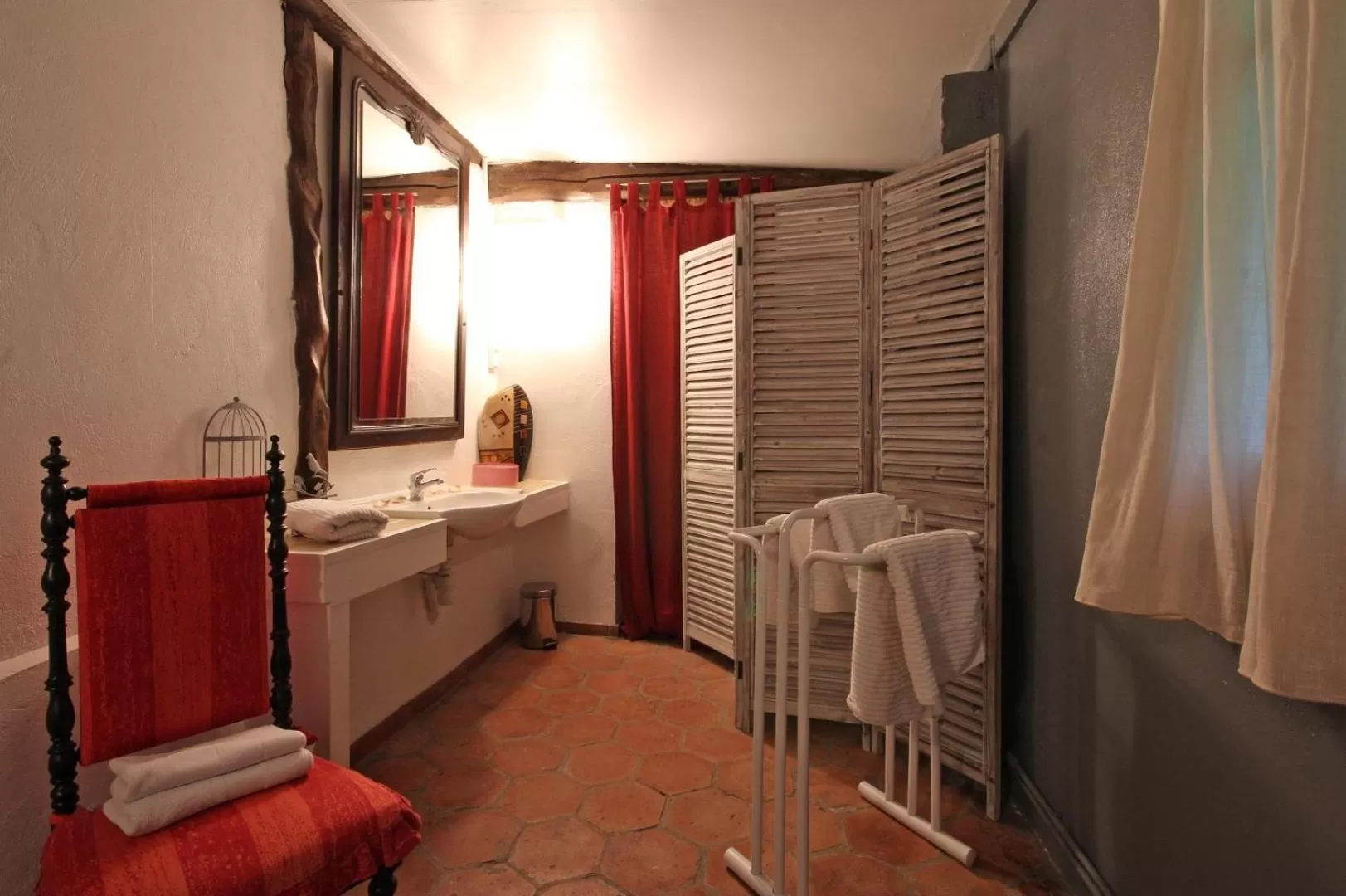 Bed in Le Pommenial de la Hérissonnière