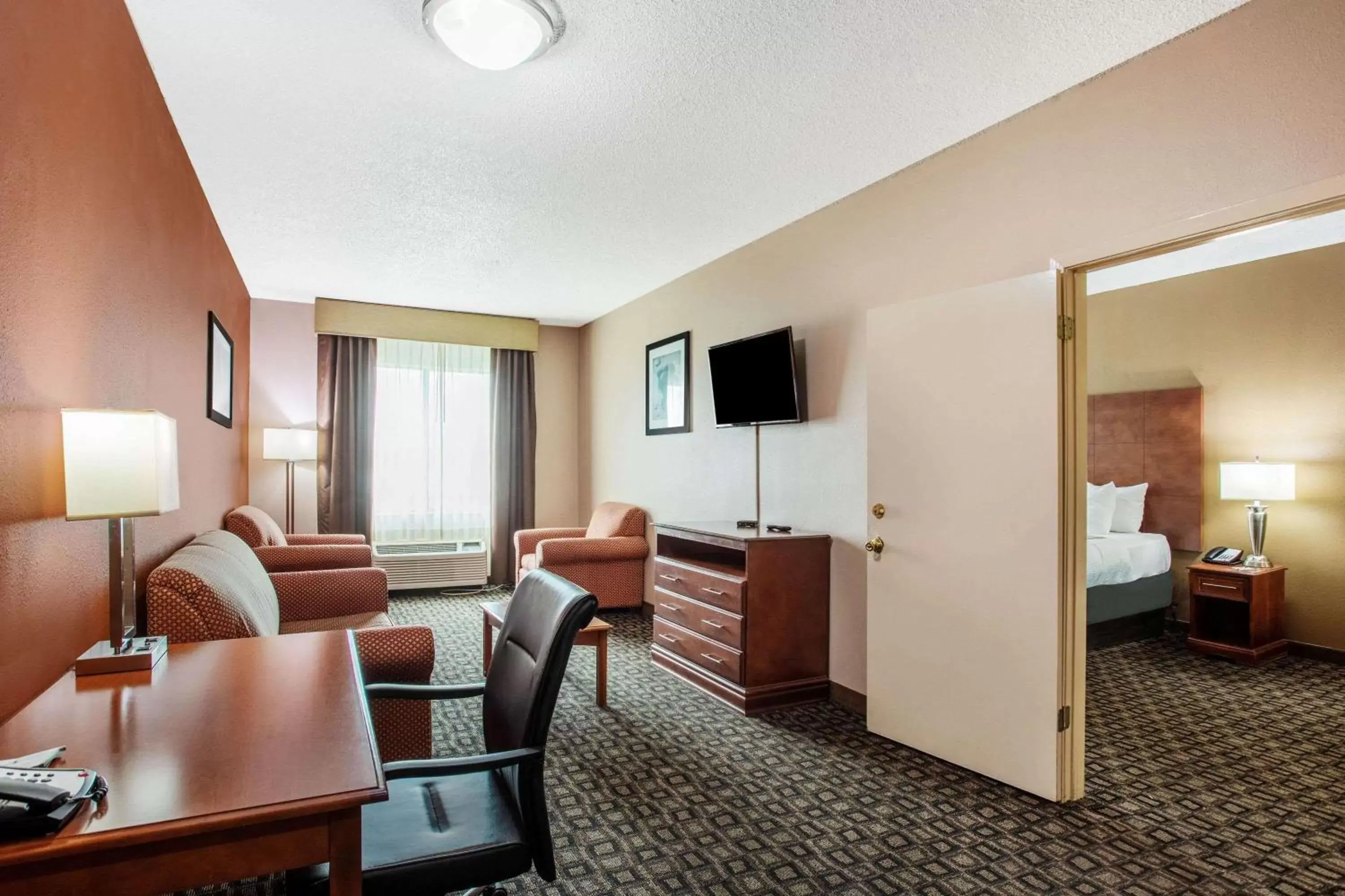 Photo of the whole room, Seating Area in La Quinta Inn by Wyndham Decatur Alabama