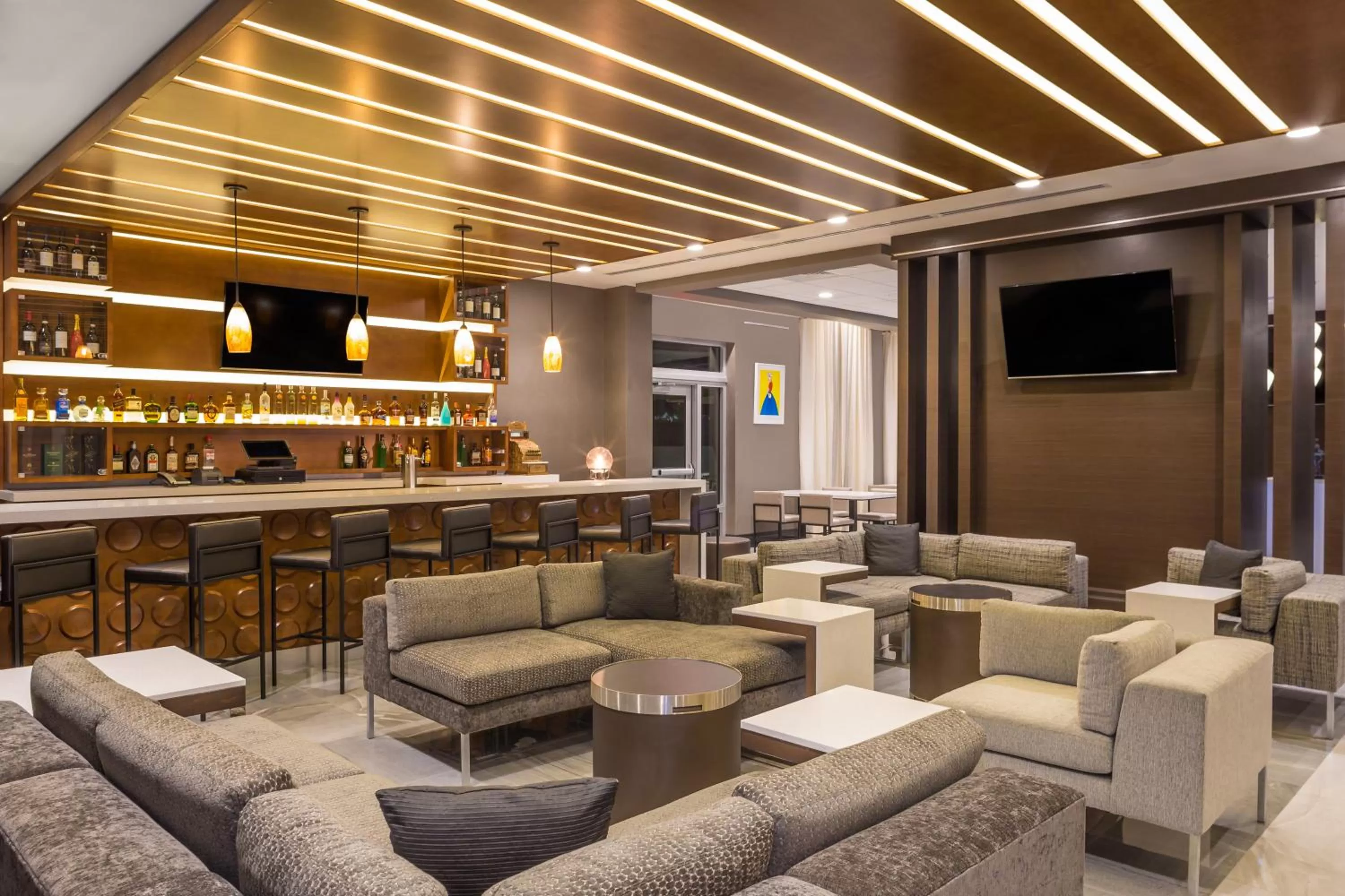 Lounge or bar in Wingate by Wyndham Miami Airport