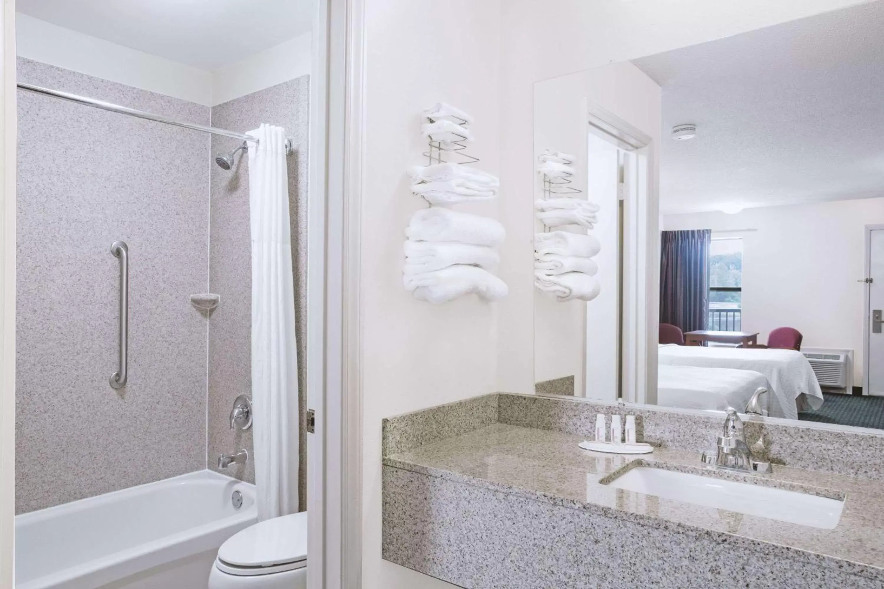 King Room -Smoking in Days Inn by Wyndham Wytheville King Room -Smoking in Days Inn by Wyndham Wytheville