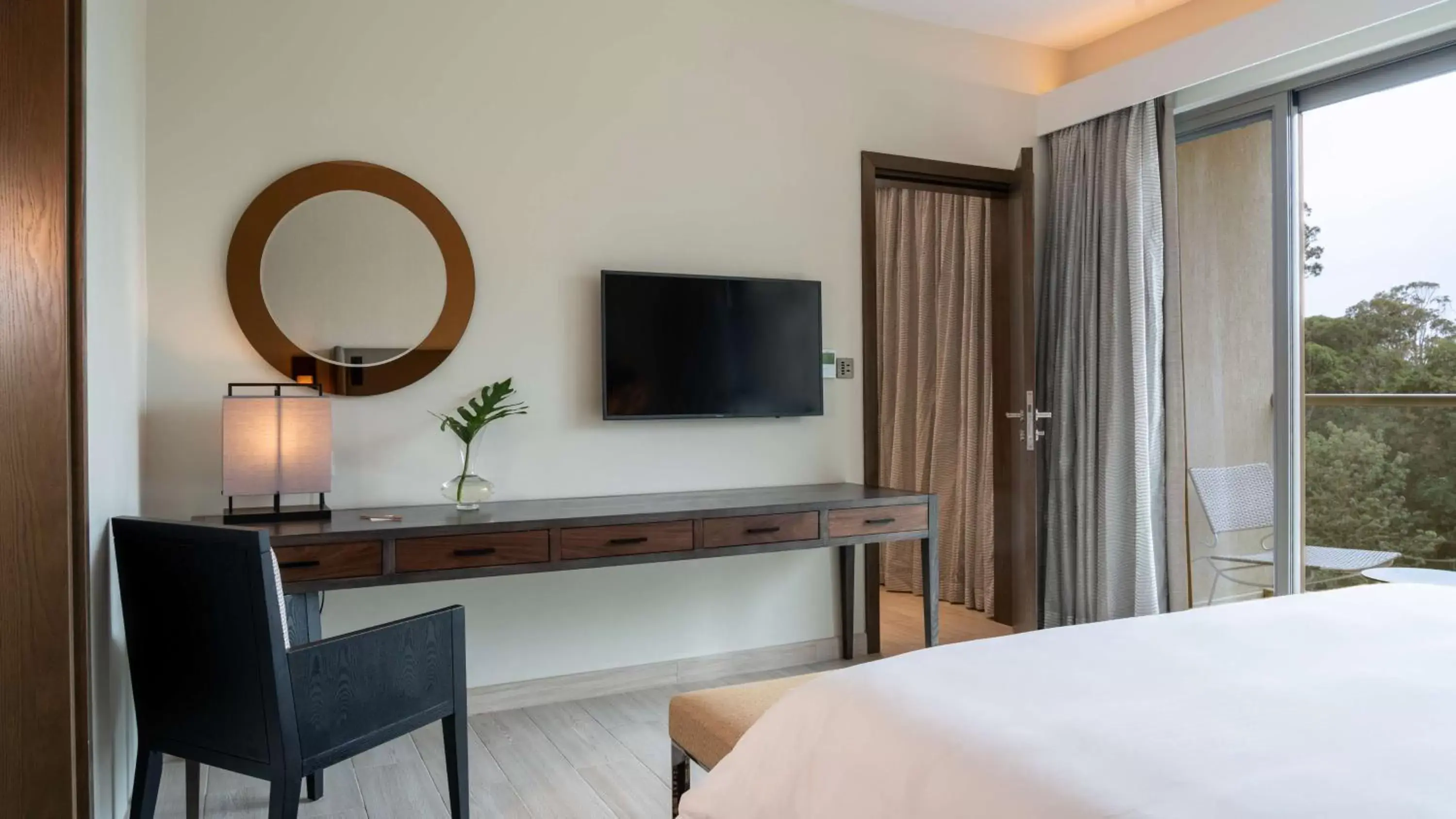 Bedroom, TV/Entertainment Center in Radisson Blu Hotel & Residence Nairobi Arboretum