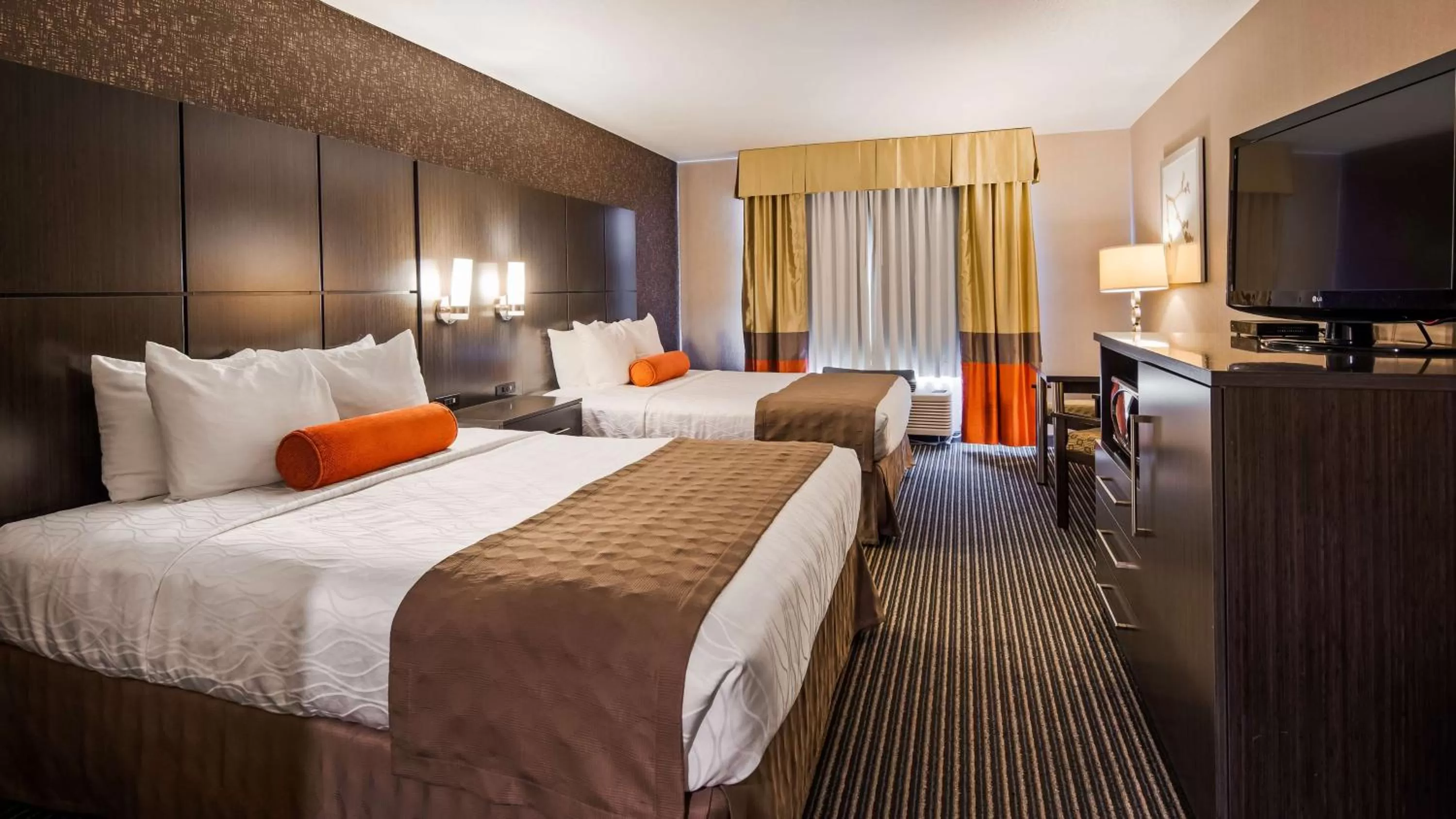 Photo of the whole room, Bed in Best Western Plus Rama Inn & Suites