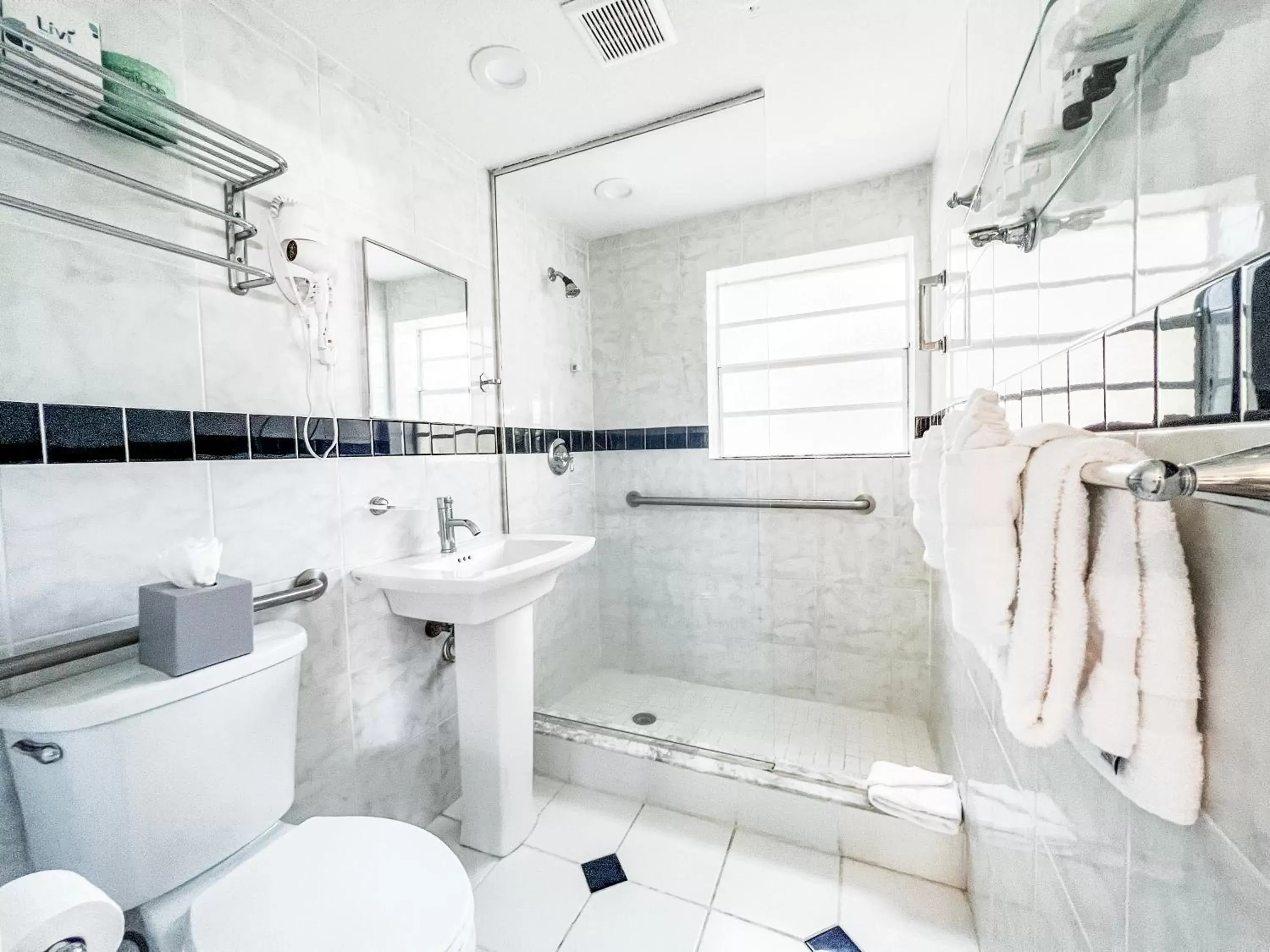 Bathroom in La Casa Hotel