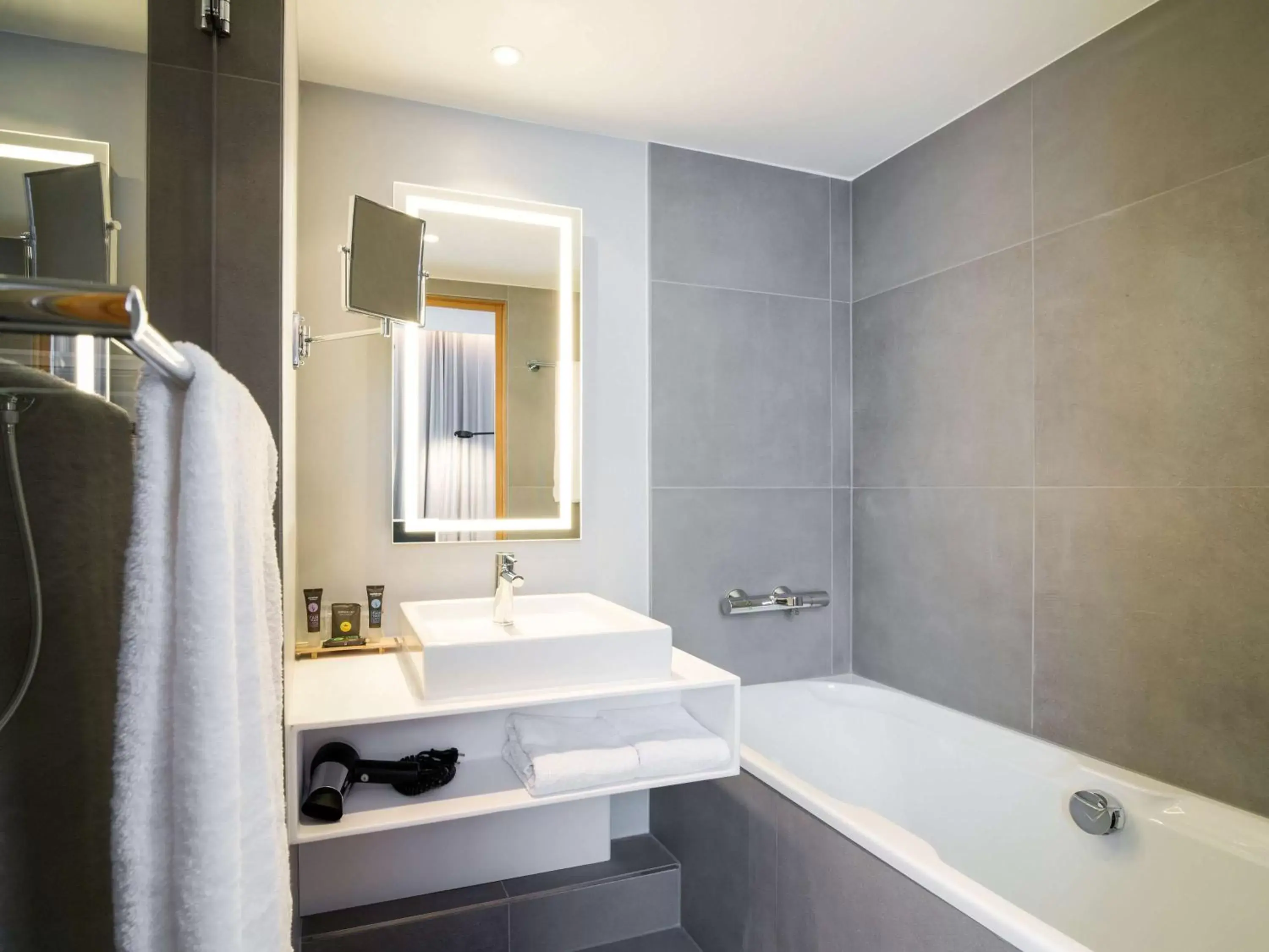 Photo of the whole room, Bathroom in Novotel Den Haag City Centre, fully renovated