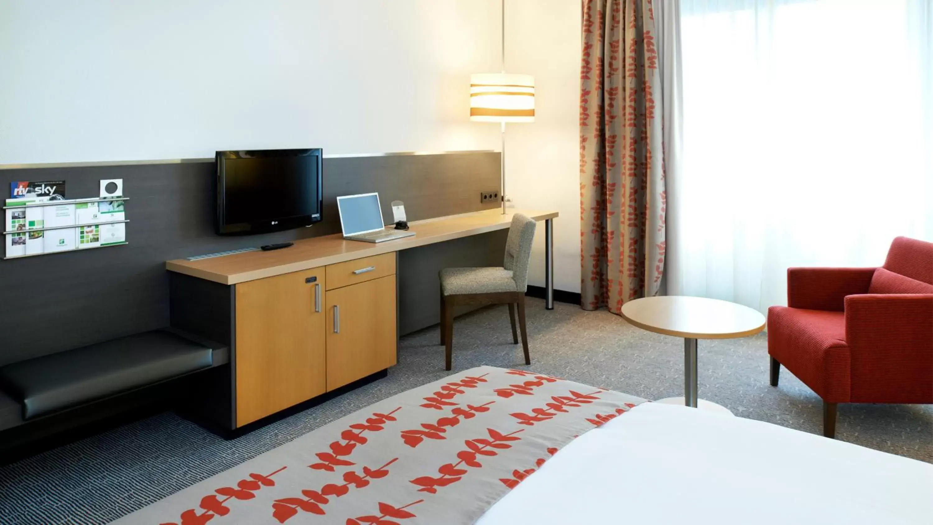 Photo of the whole room, TV/Entertainment Center in Holiday Inn Essen City Centre, an IHG Hotel