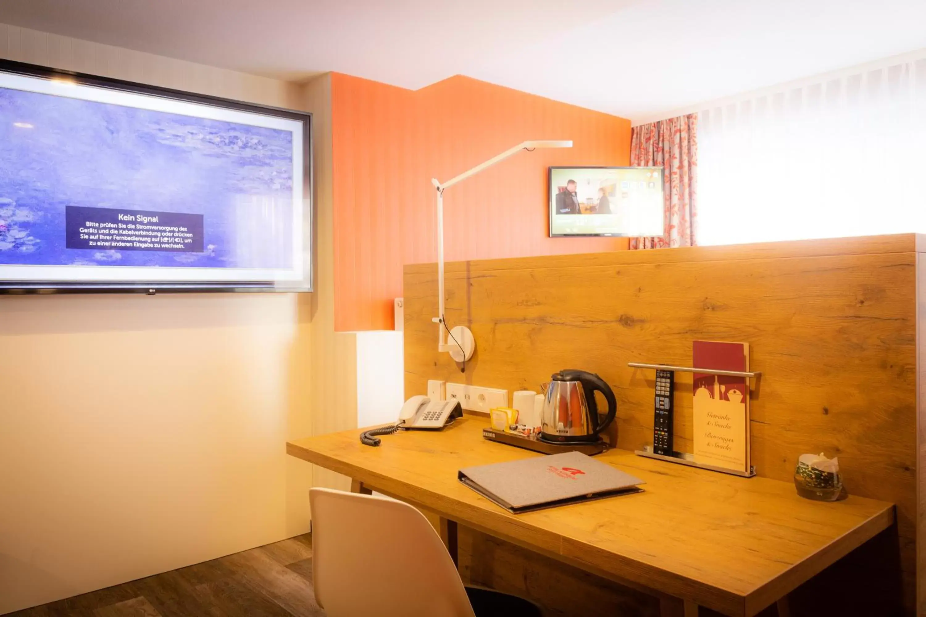 TV and multimedia, TV/Entertainment Center in Hotel Azenberg