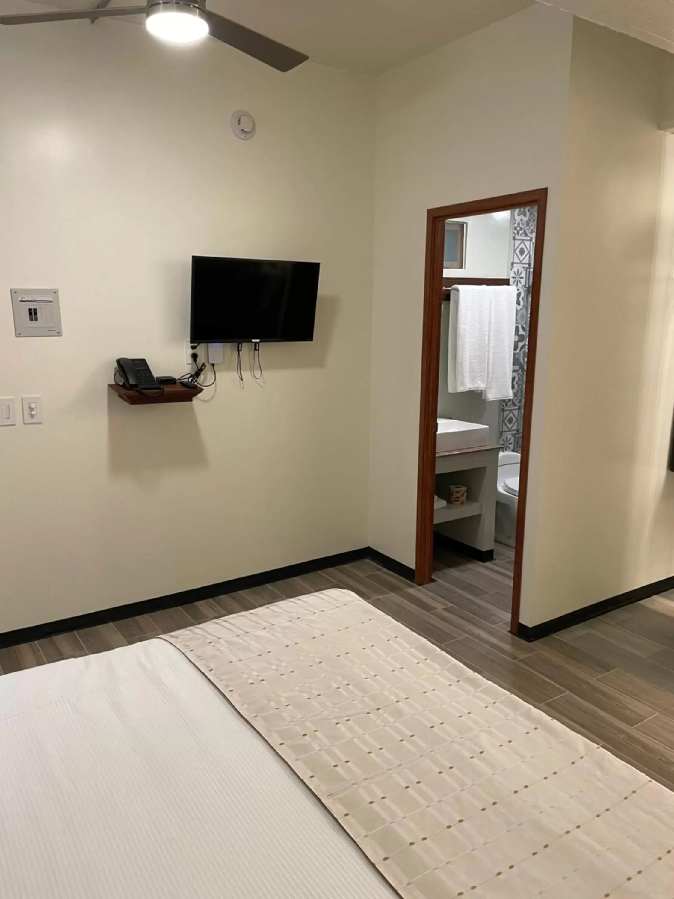 Bedroom, TV/Entertainment Center in Joint Coworking Hotel