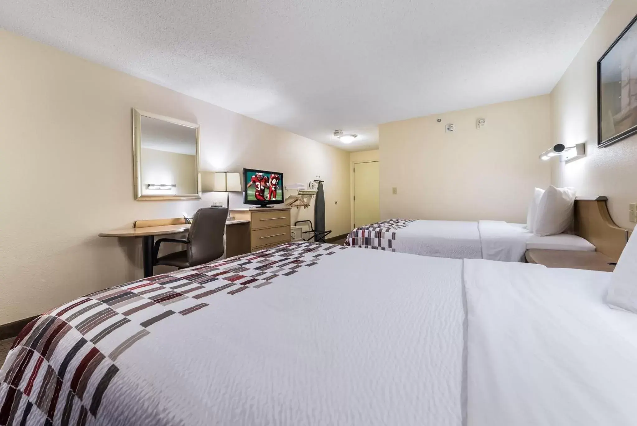 Photo of the whole room, Bed in Red Roof Inn Cleveland Airport - Middleburg Heights