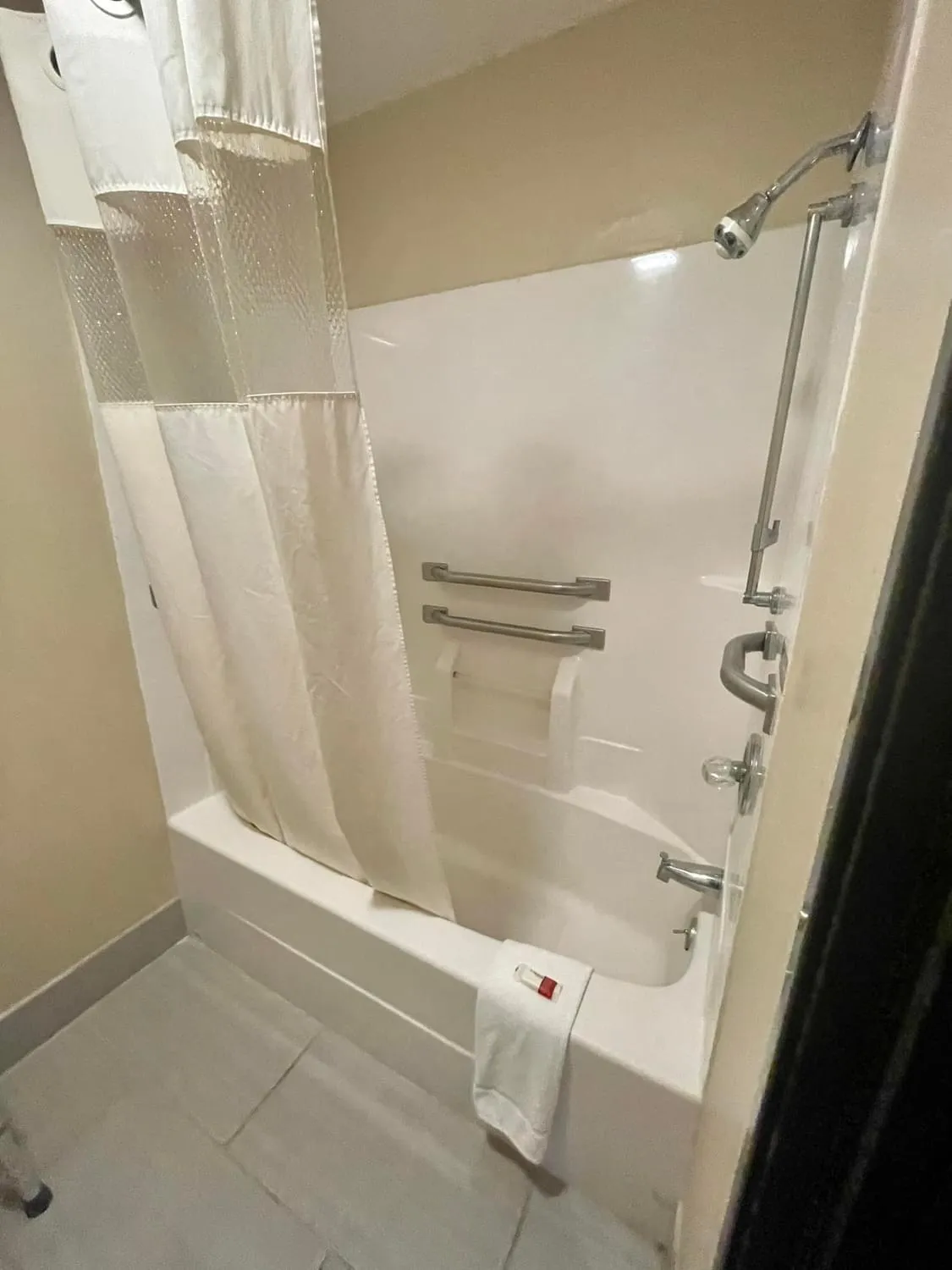 Super 8 by Wyndham Paris IL