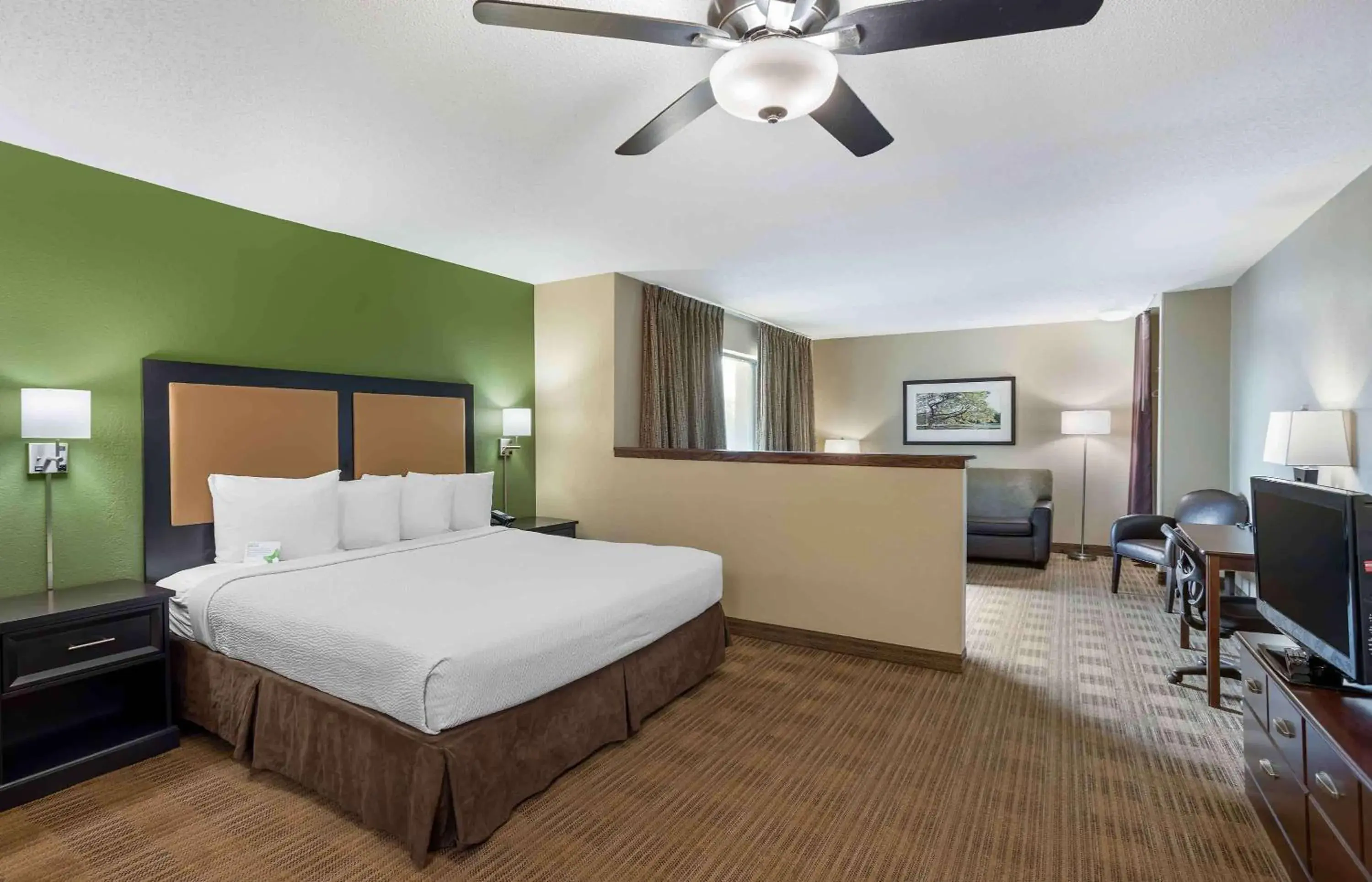 Bedroom, Bed in Extended Stay America Suites - Minneapolis - Maple Grove