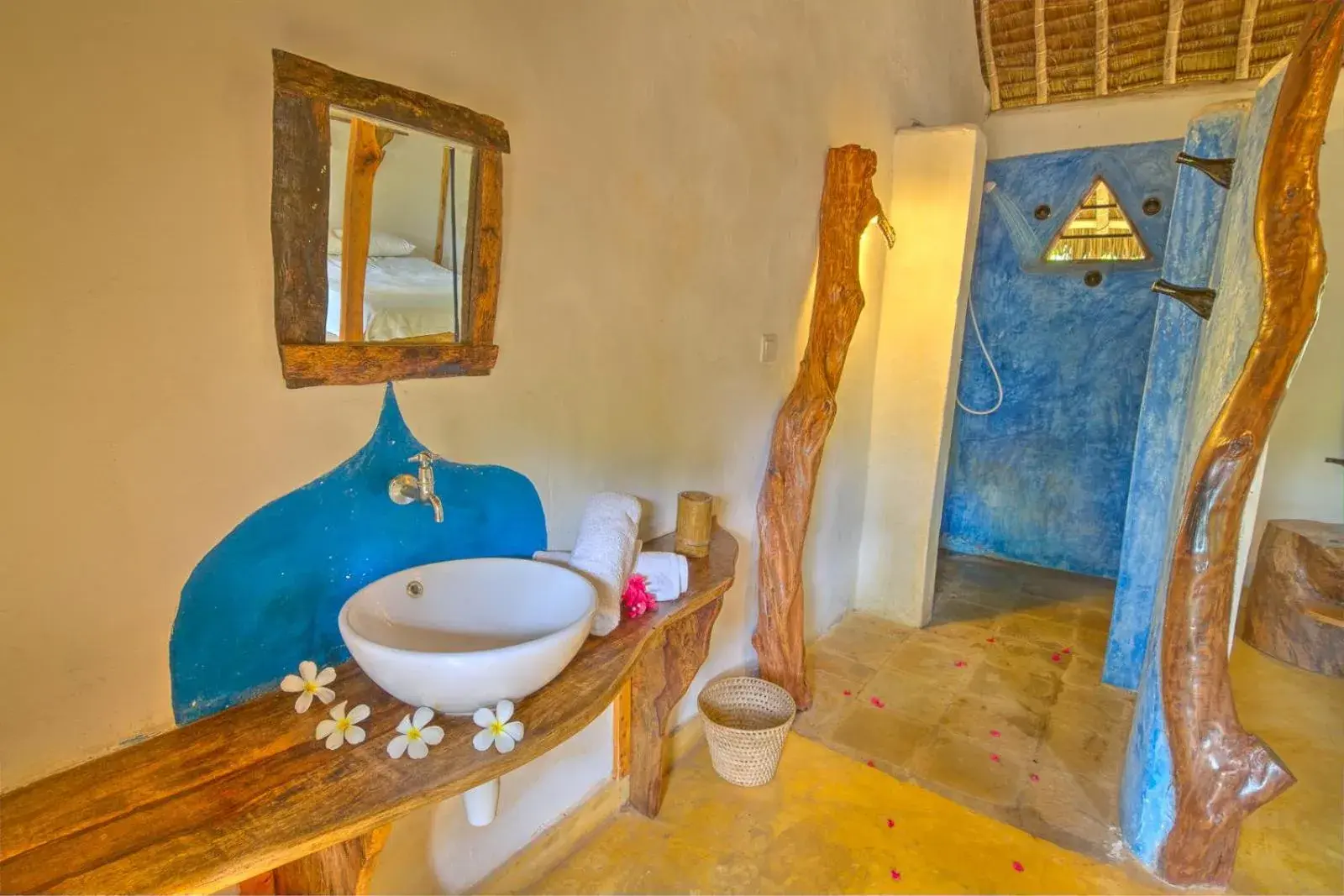 Shower, Bathroom in Distant Relatives Ecolodge & Backpackers