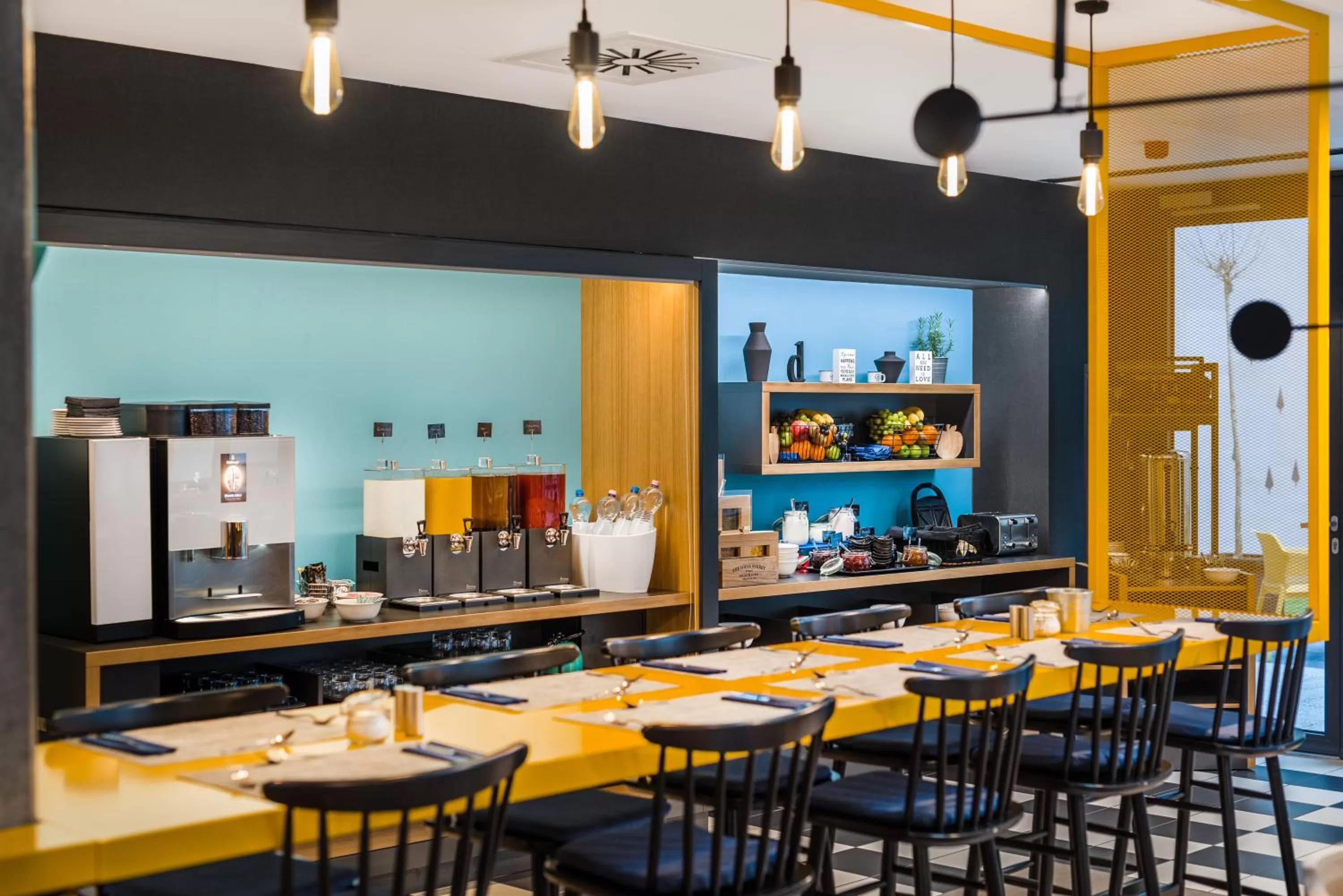 Restaurant/places to eat in D8 Hotel