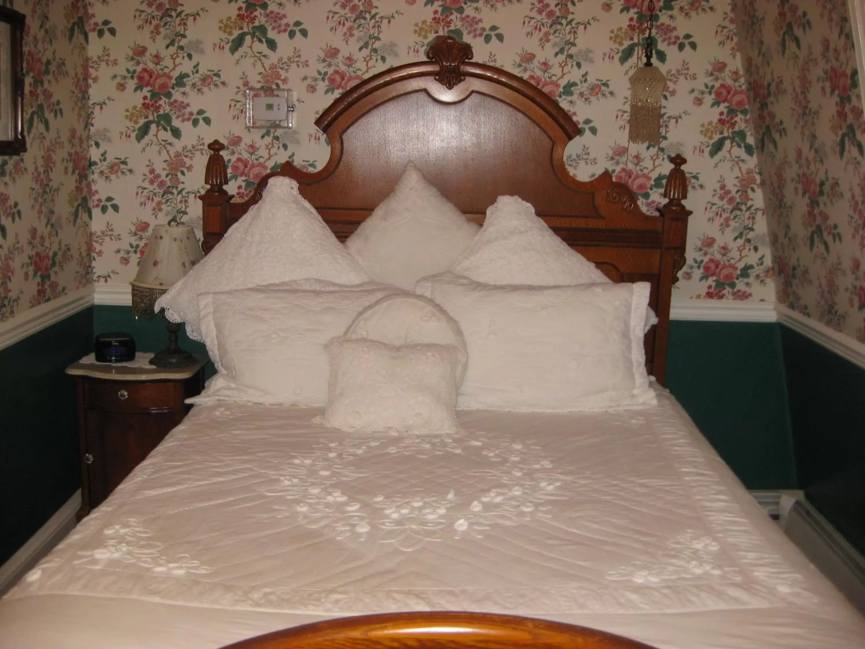 Bed in Angel of the Sea Bed and Breakfast