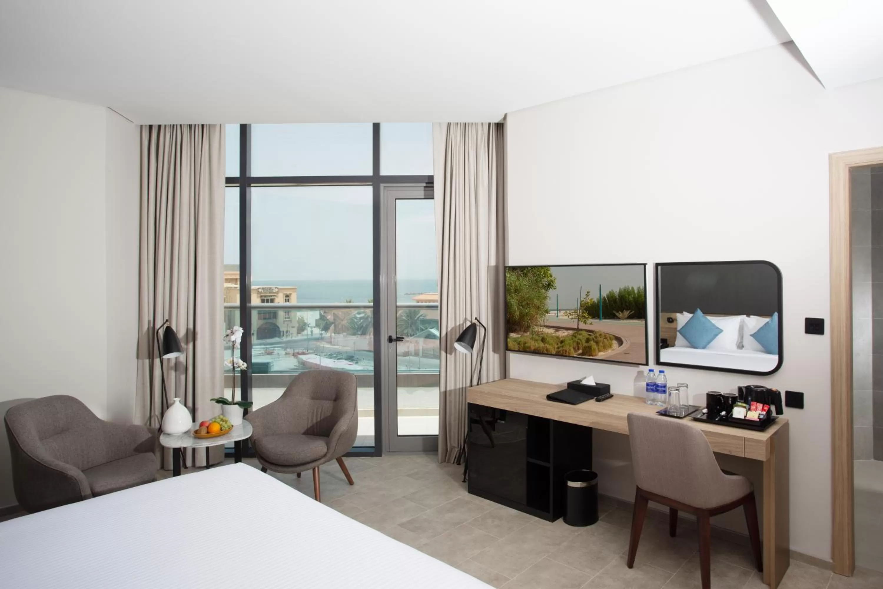 Bedroom, Bed in Beach Walk Hotel Jumeirah