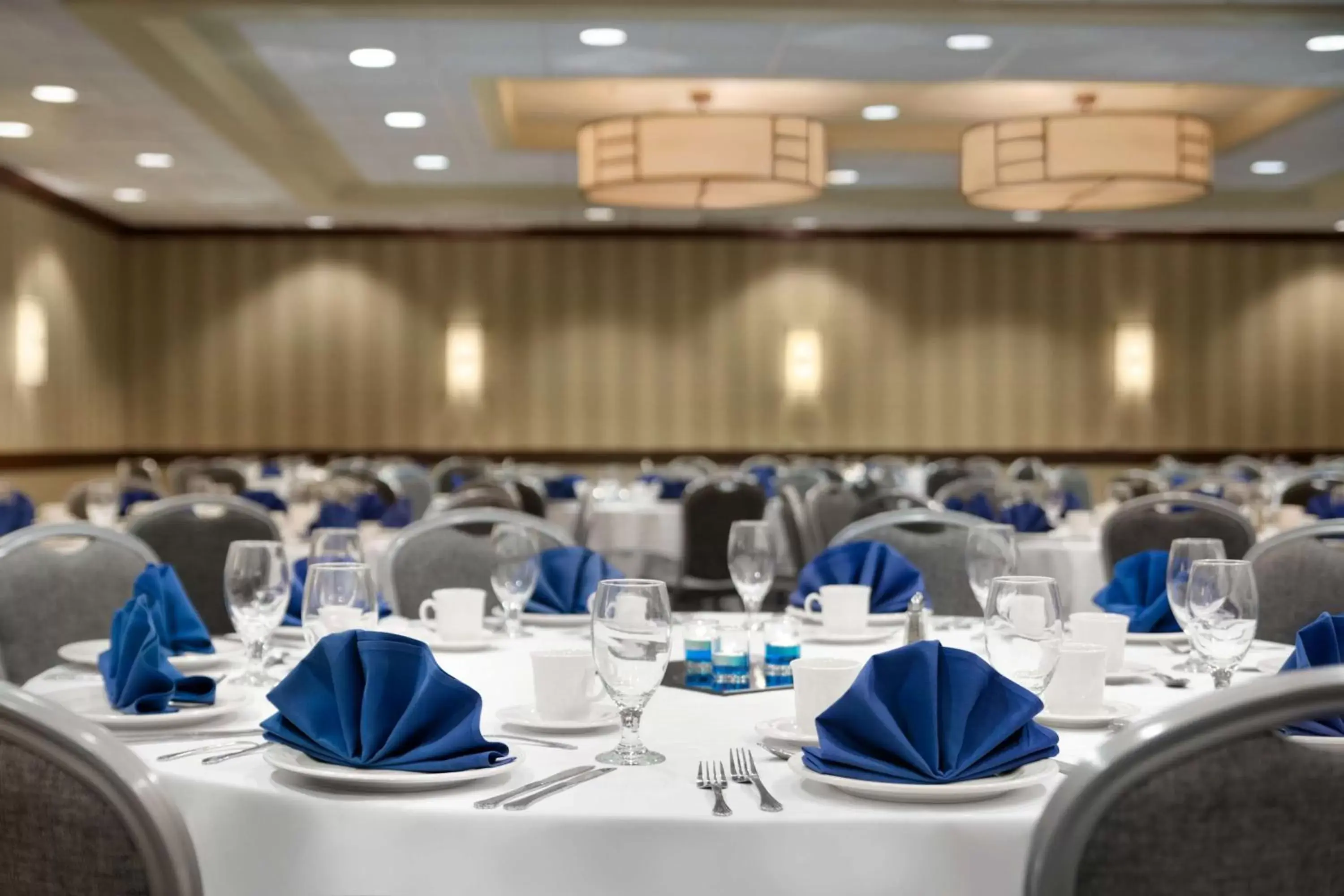 Meeting/conference room, Restaurant/Places to Eat in Embassy Suites by Hilton Piscataway Somerset