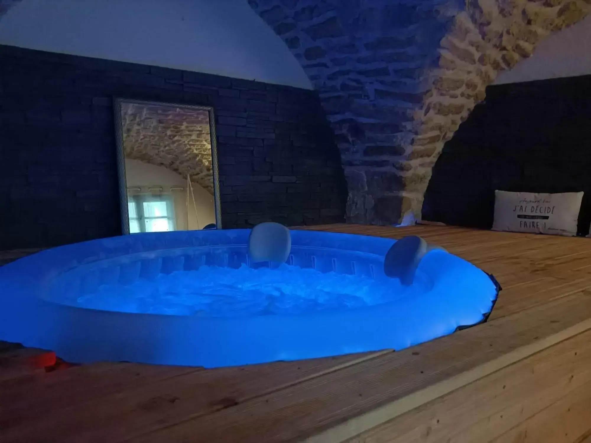 Hot Tub, Swimming Pool in La Cachette