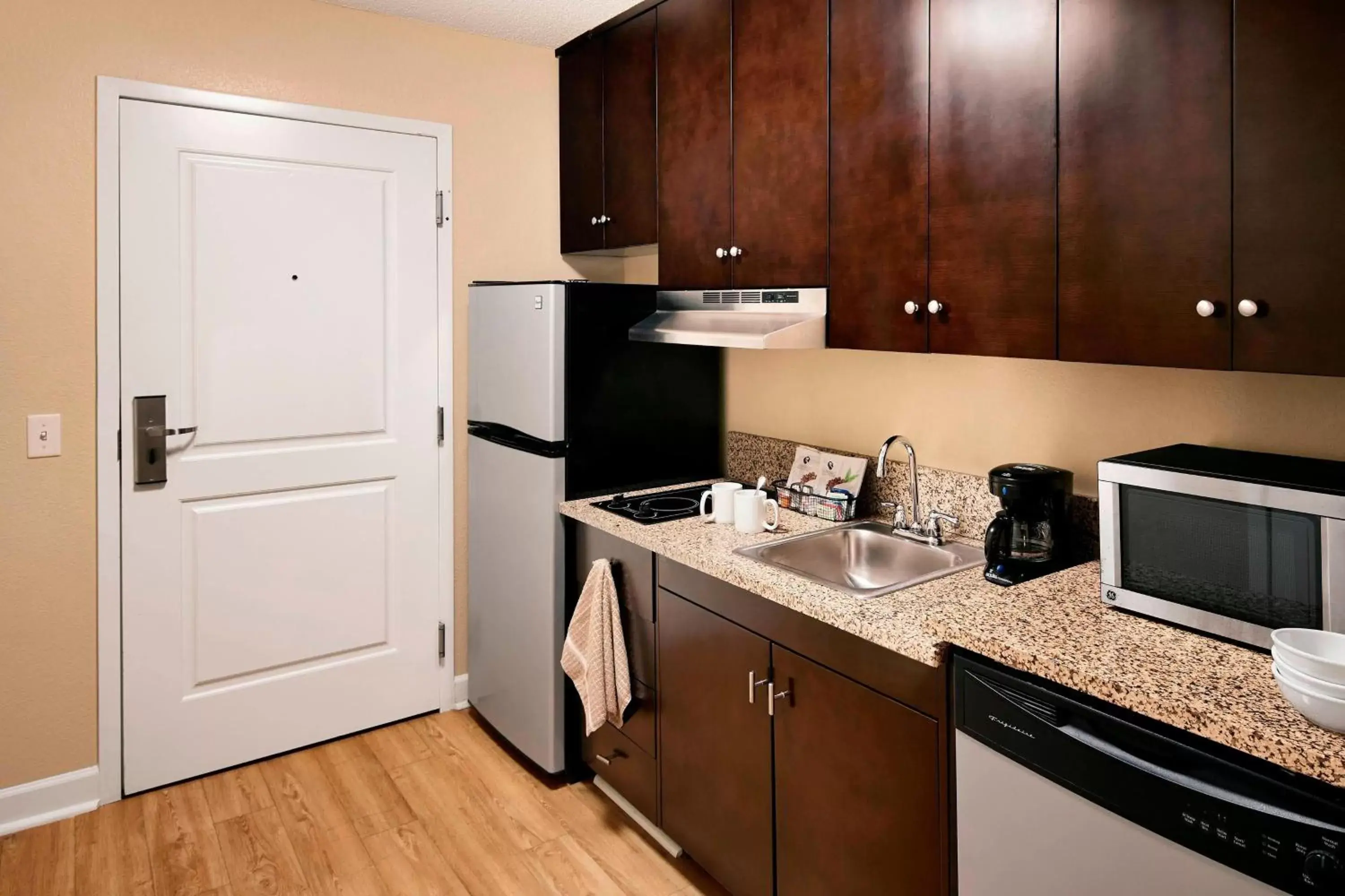 Bedroom, Kitchen/Kitchenette in TownePlace Suites by Marriott Harrisburg Hershey