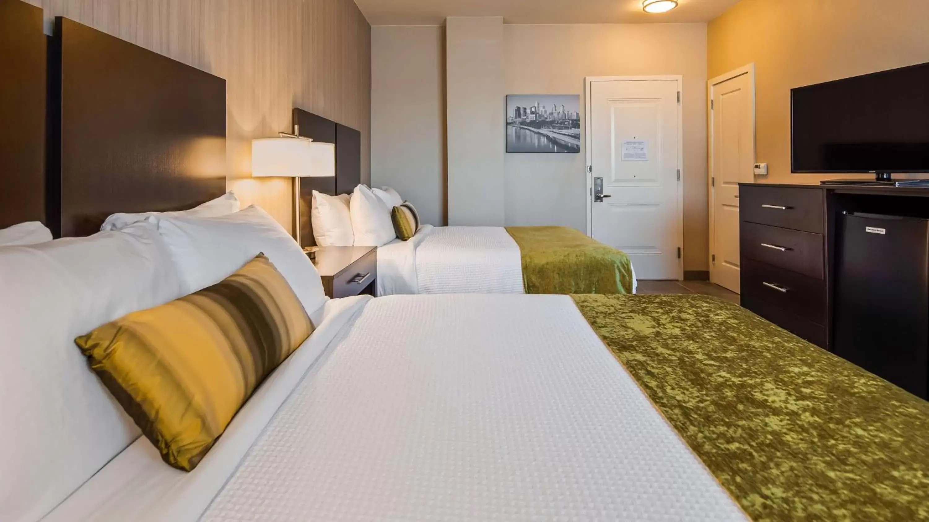 Photo of the whole room, Bed in Best Western Plus Philadelphia-Pennsauken Hotel