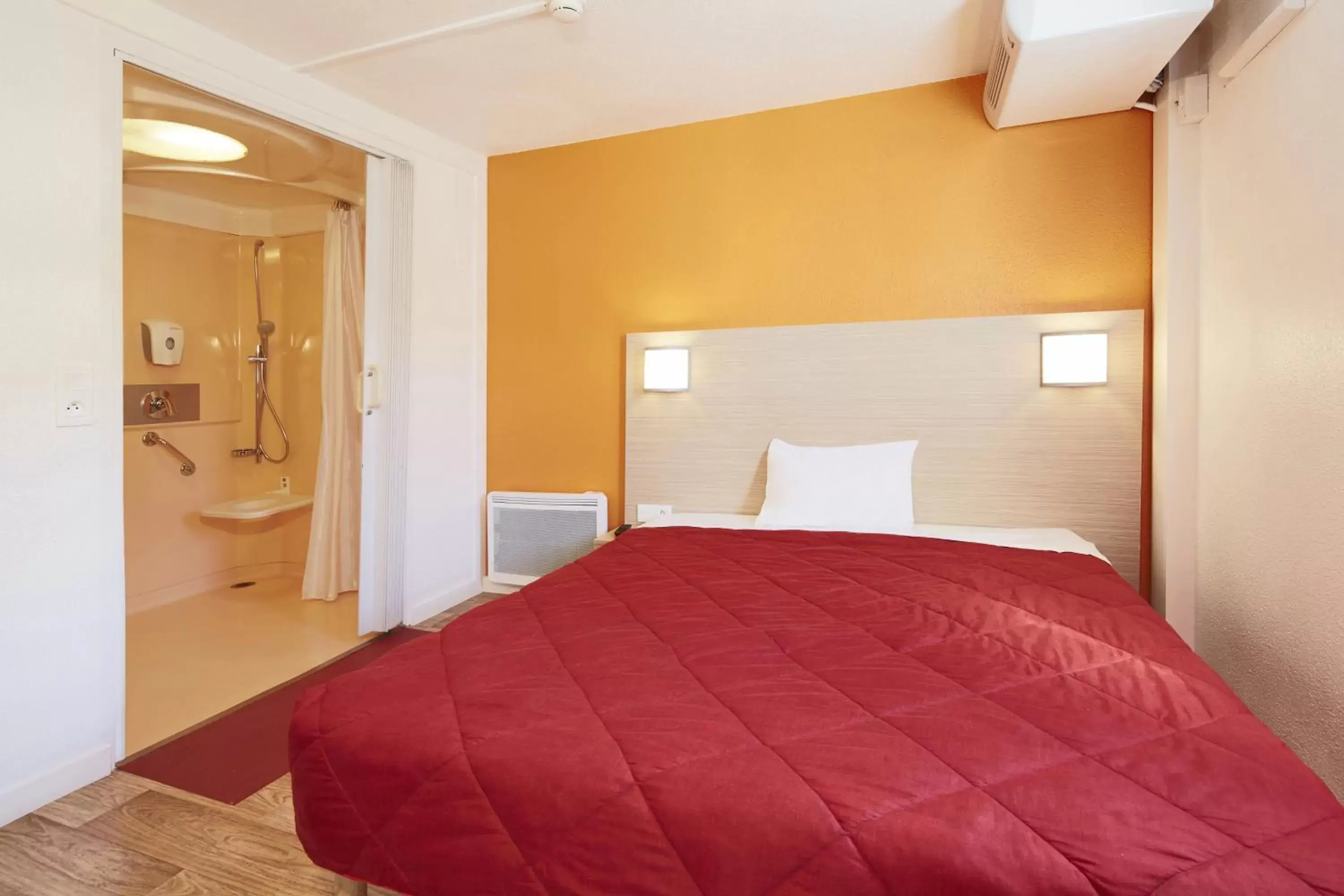 Photo of the whole room, Bed in Premiere Classe Roissy CDG - Paris Nord 2 - Parc des Expositions Photo of the whole room, Bed in Premiere Classe Roissy CDG - Paris Nord 2 - Parc des Expositions