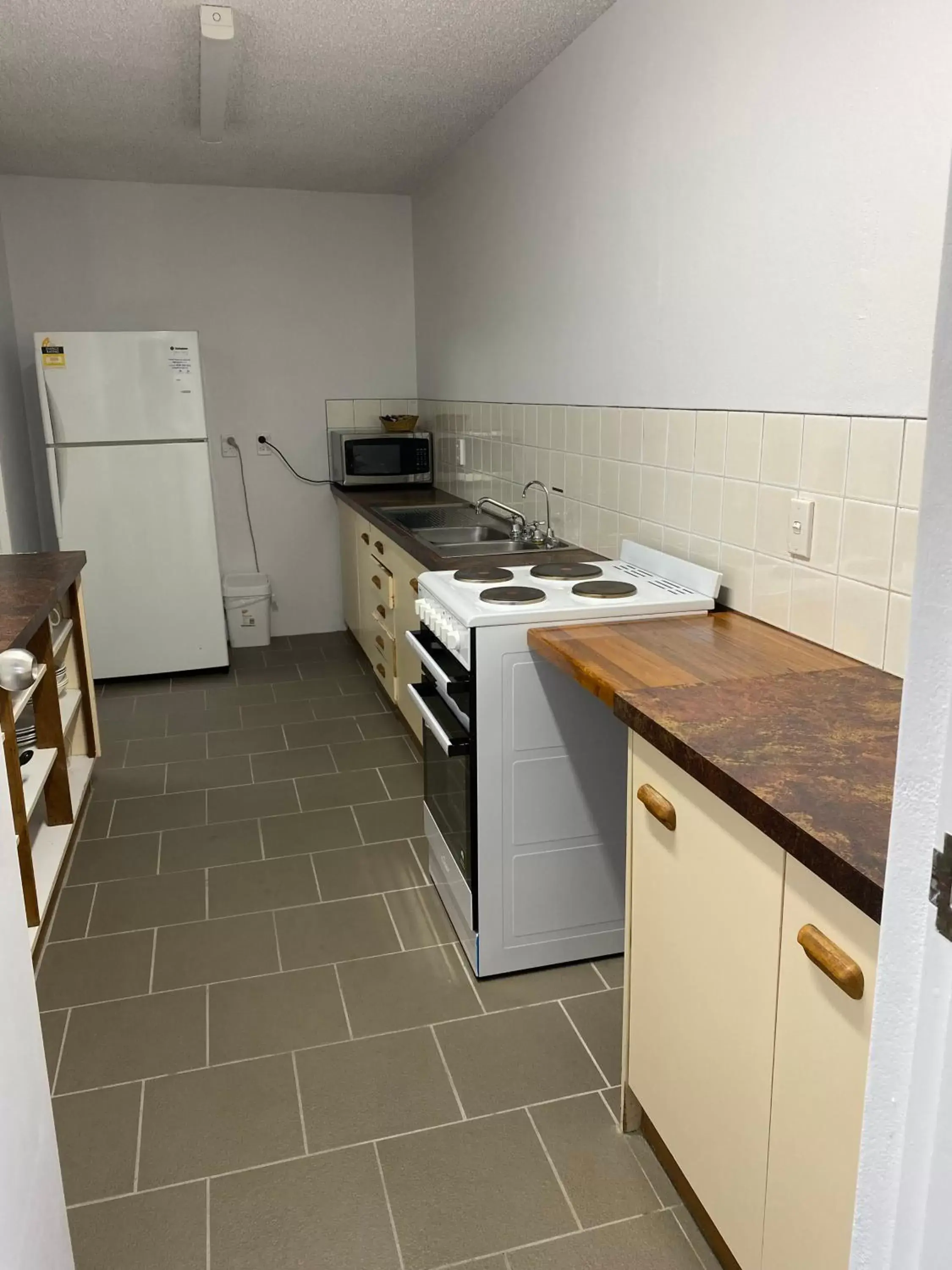 Kitchen/Kitchenette in Iluka Motel