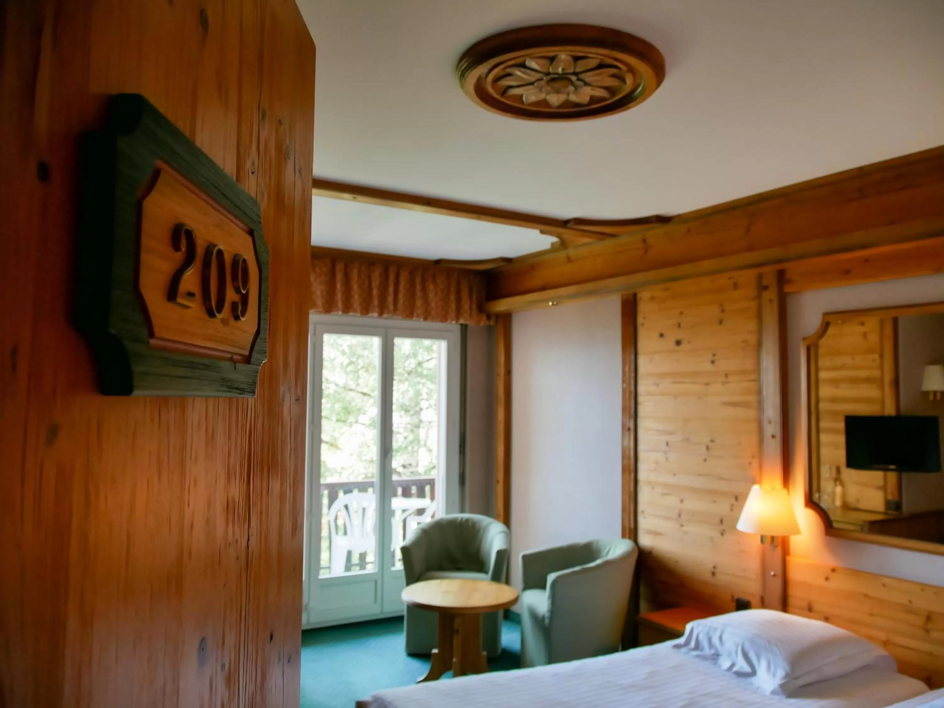 Bedroom, Bed in Hotel-Restaurant Le Mont Paisible, Crans-Montana