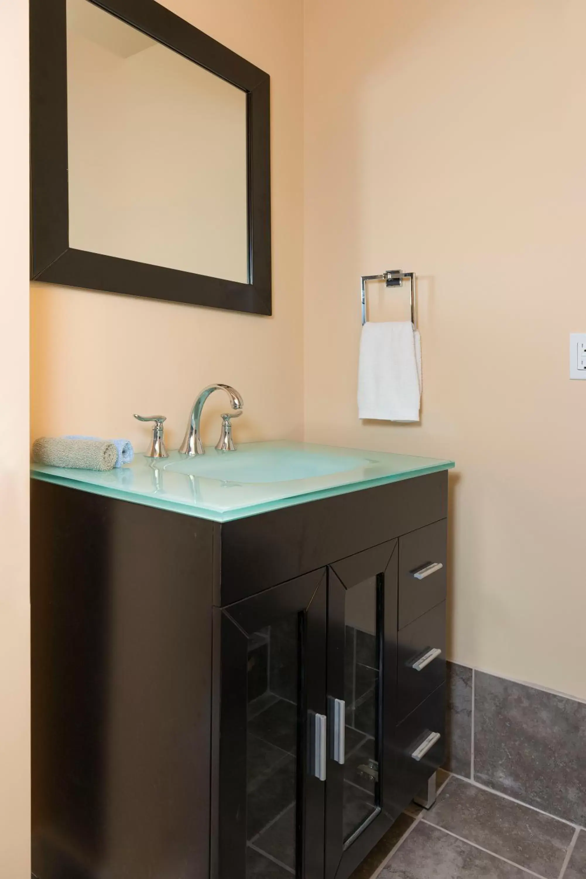 Bathroom in Tall Trees Bed & Breakfast