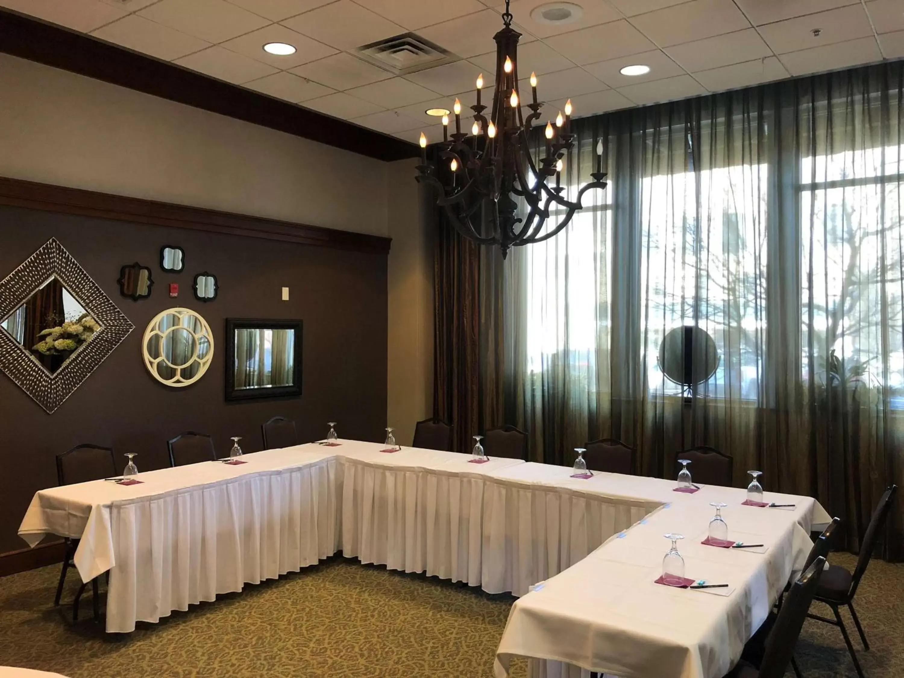 Meeting/conference room, Restaurant/Places to Eat in Jefferson Street Inn, a Member of Radisson Individuals