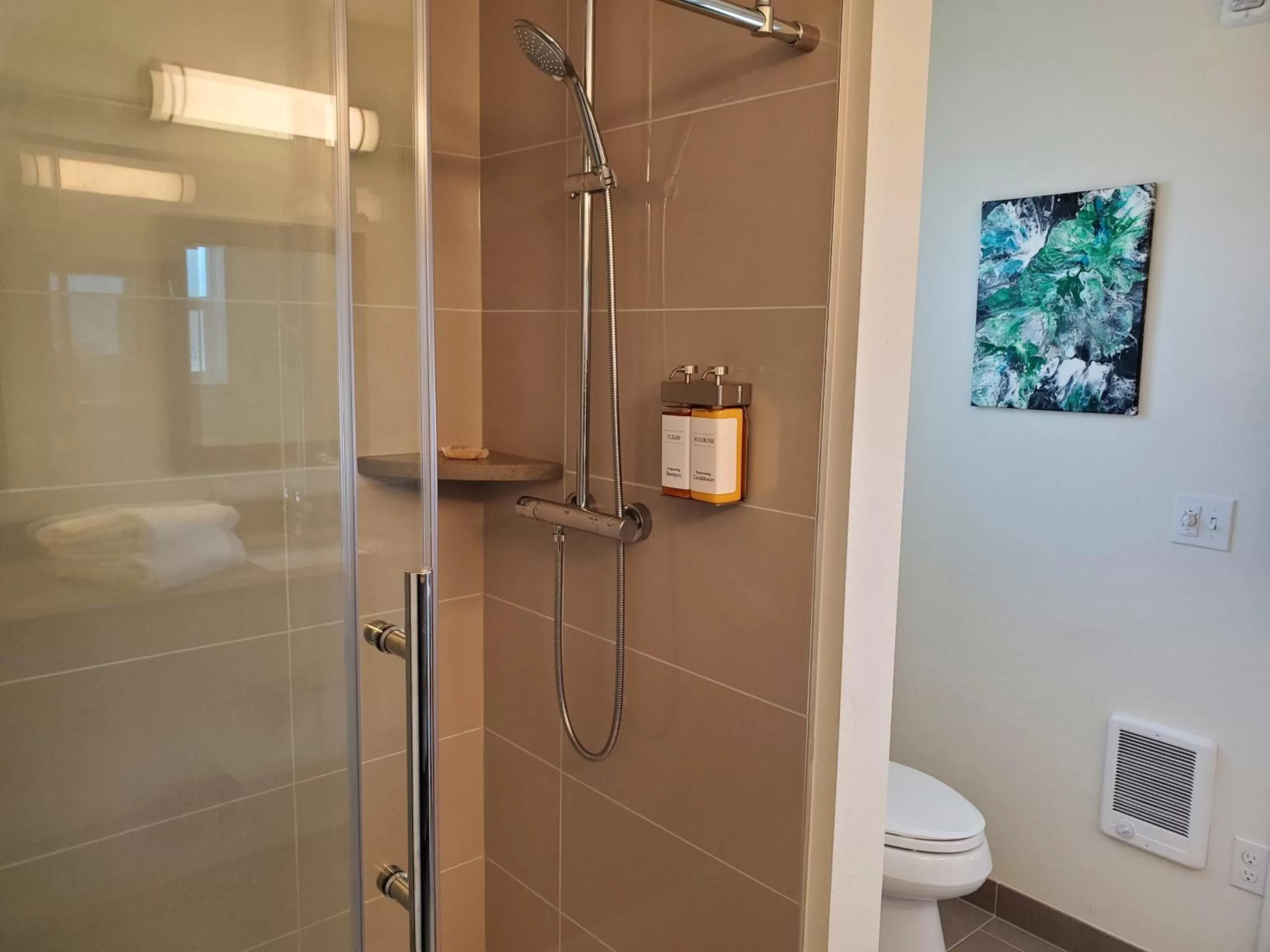 Shower, Bathroom in Moonstone Beach Motel