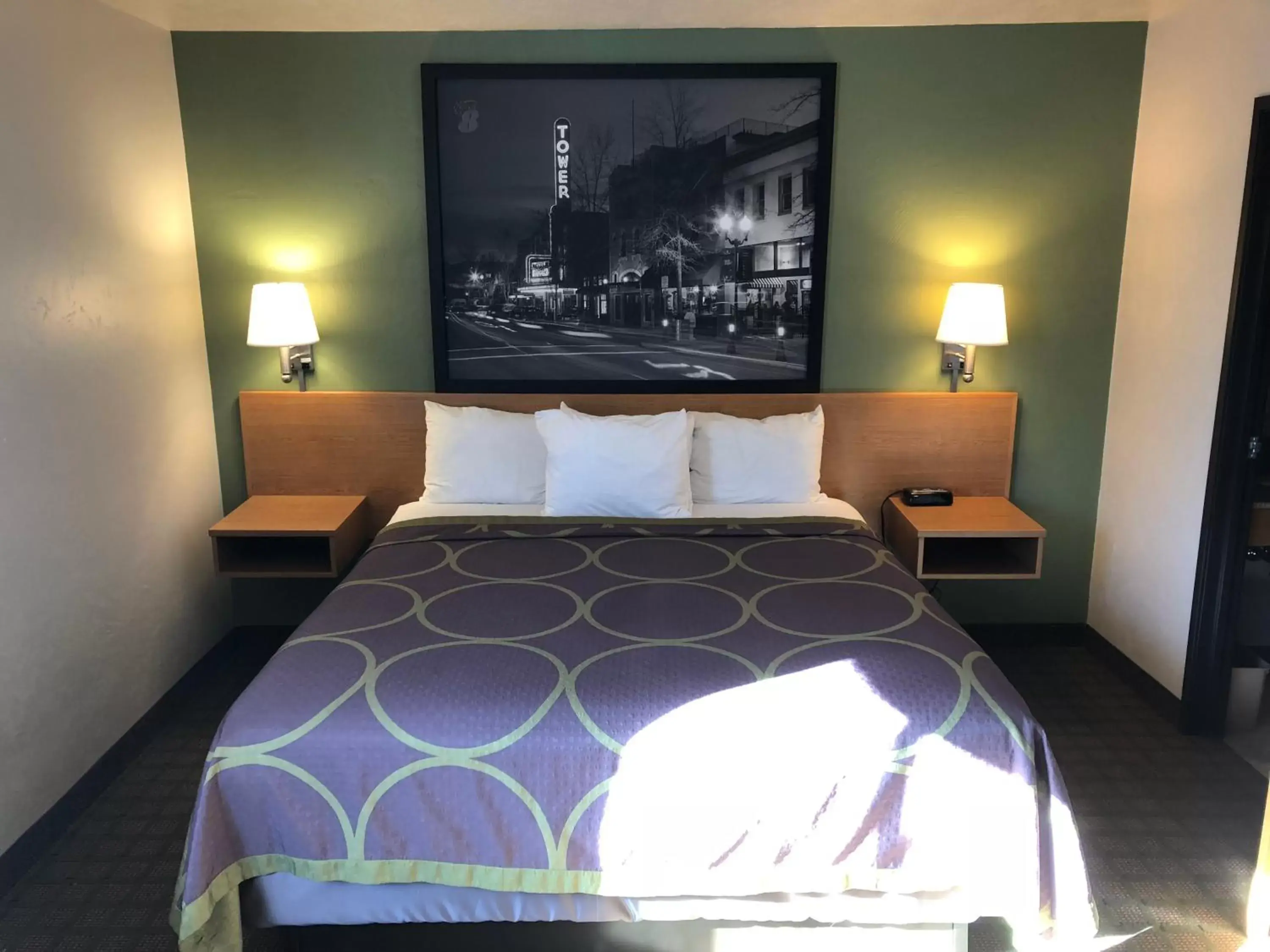 Bedroom, Bed in Super 8 by Wyndham Bend