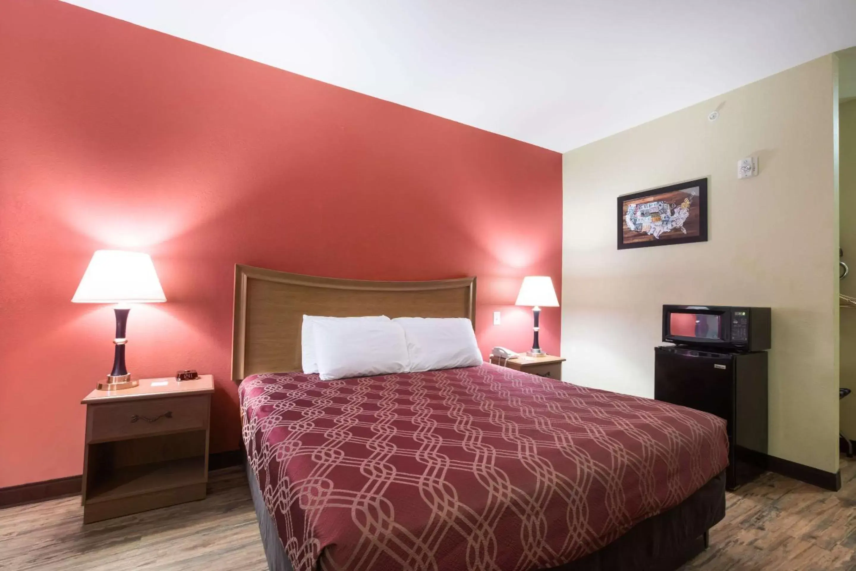 Photo of the whole room, Bed in Econo Lodge Inn & Suites Rockmart