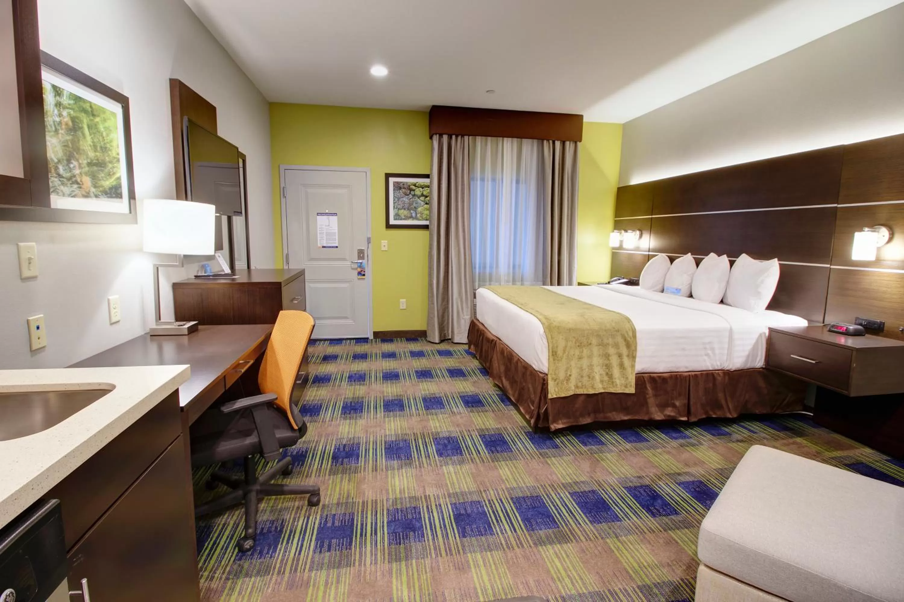 Photo of the whole room, Bed in Days Inn & Suites by Wyndham Port Arthur