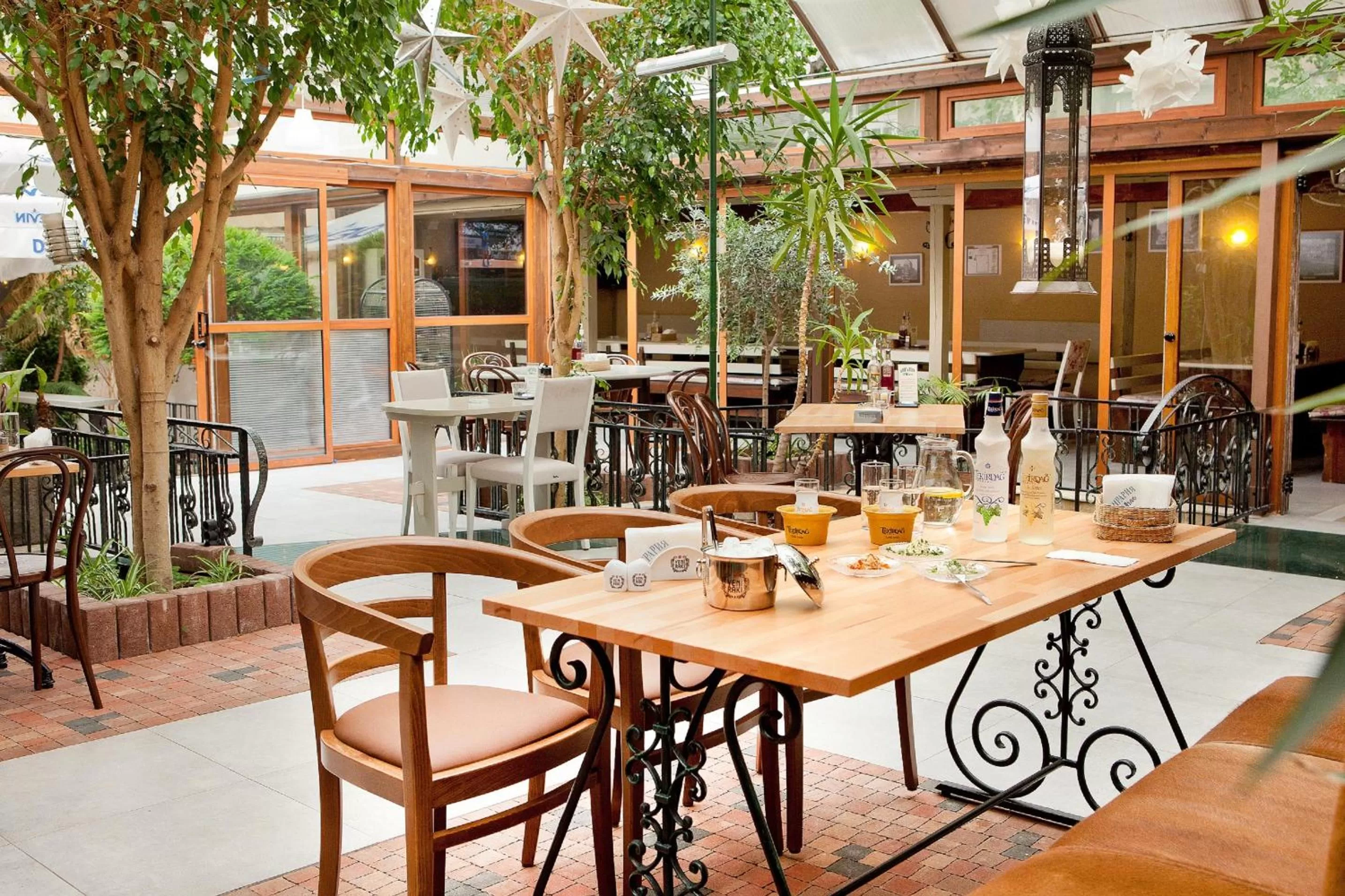 Restaurant/places to eat in Hotel Niky