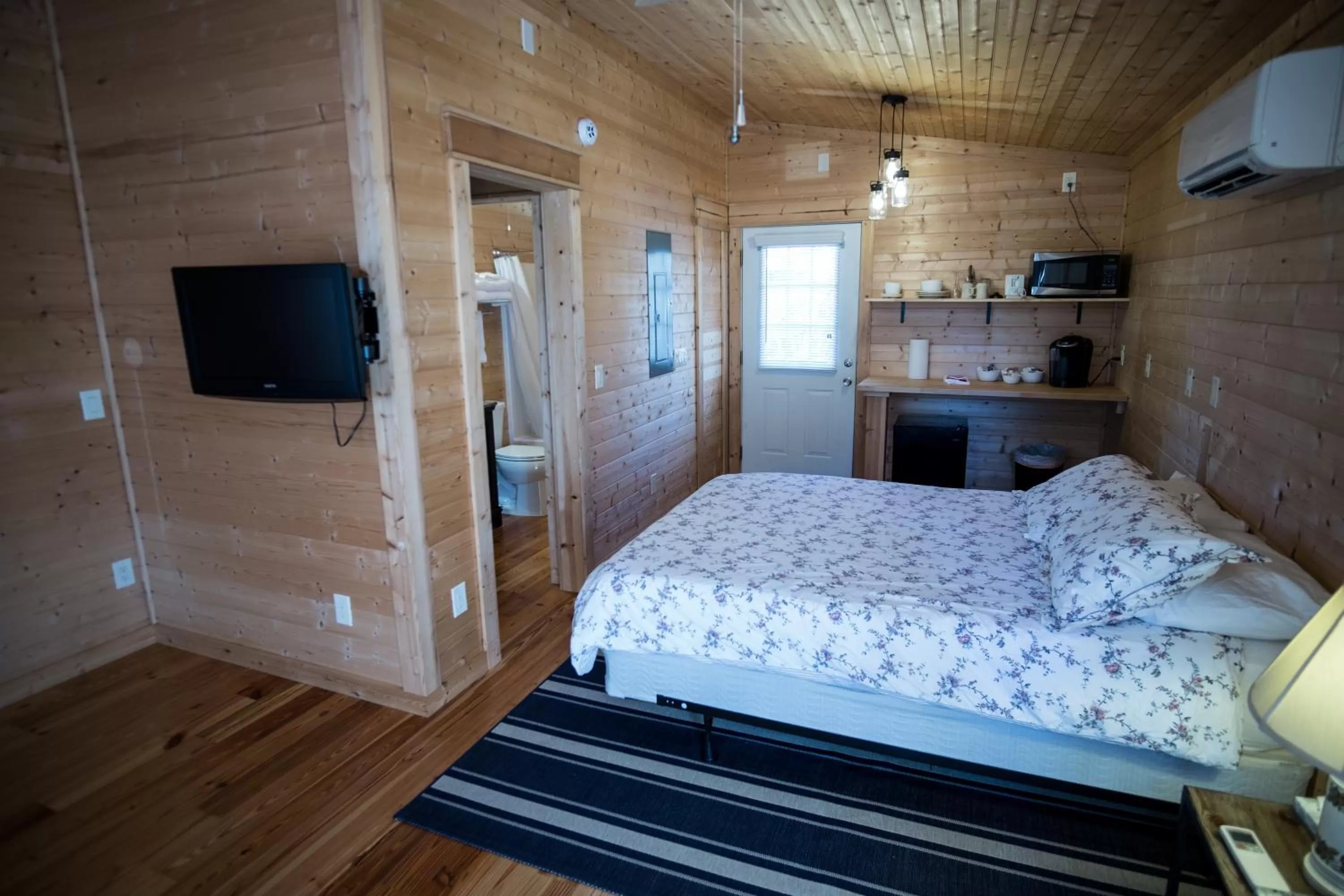 Bed in Swamp Rabbit Inn Travelers Rest