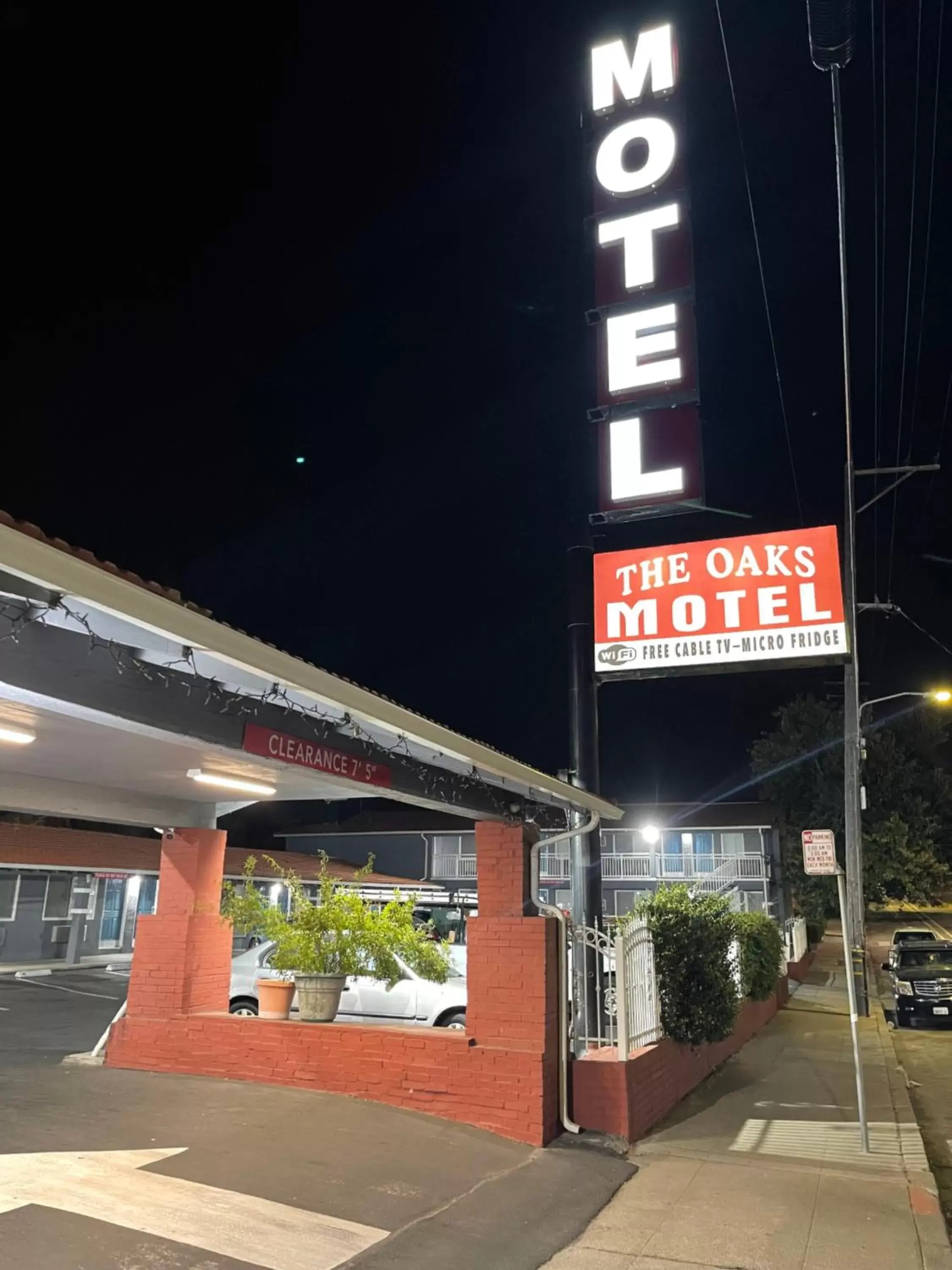 Facade/entrance, Property Building in The Oaks Motel