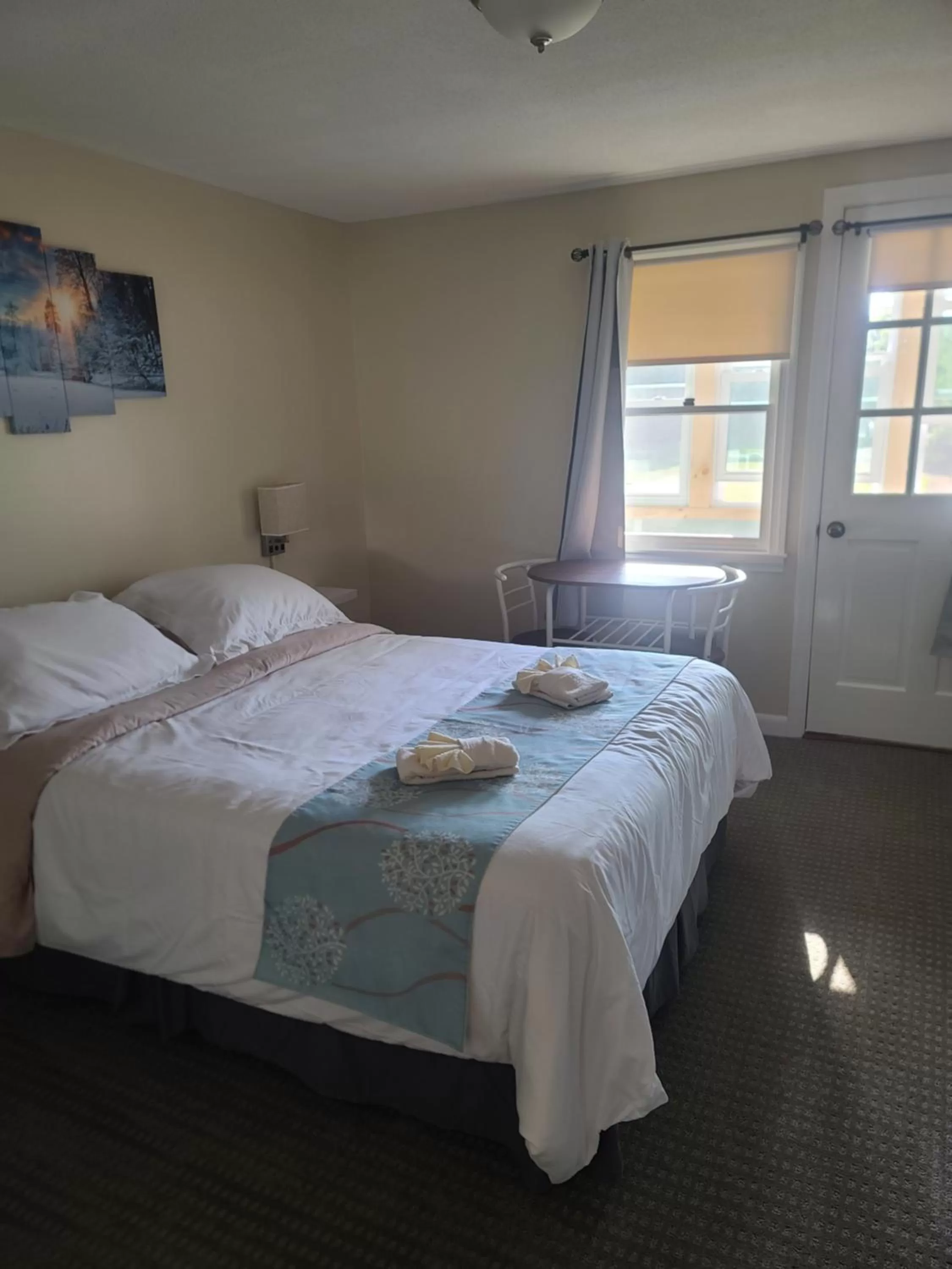 Bed in Lake Shore Farm Inn