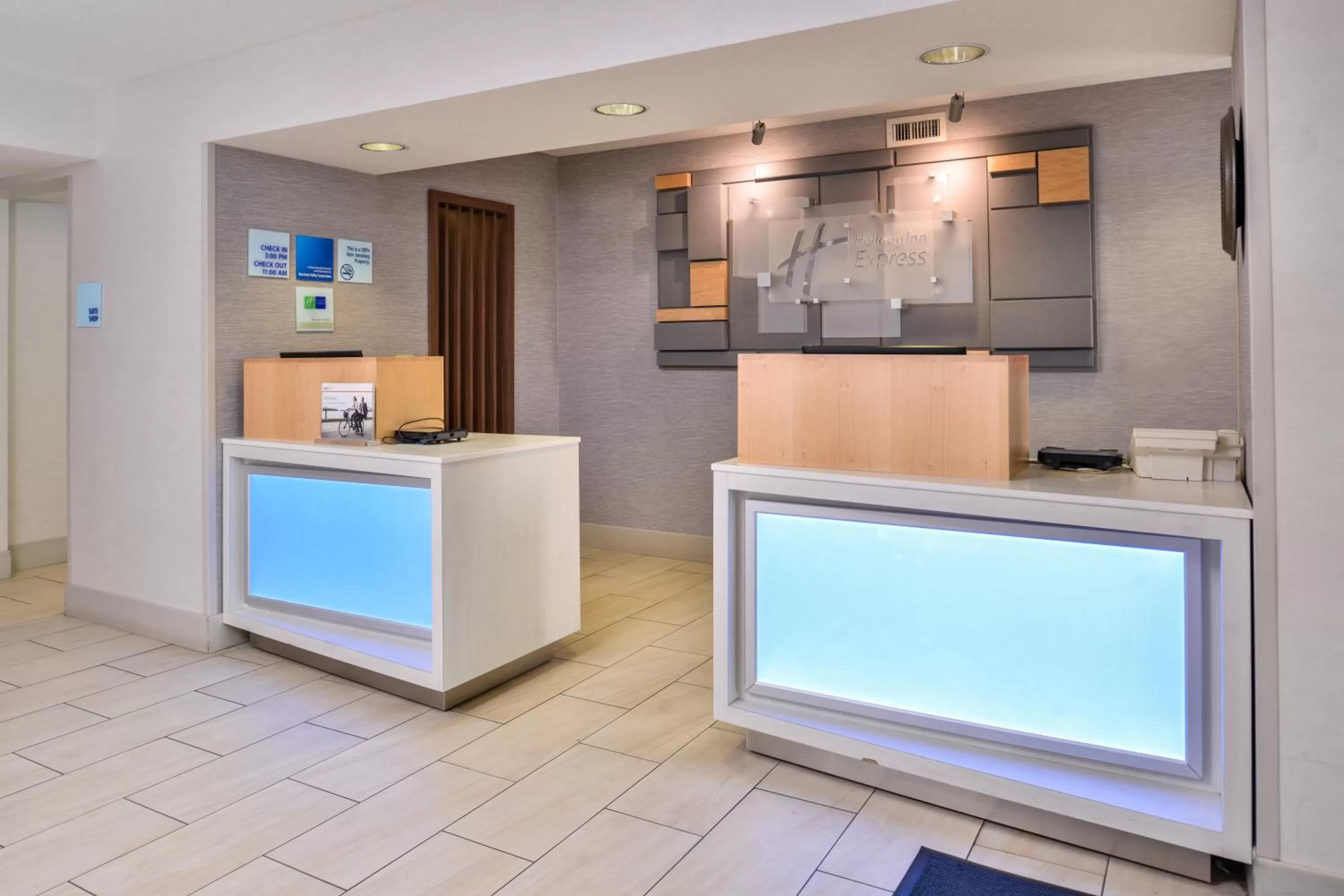 Lobby or reception in Holiday Inn Express Westley by IHG