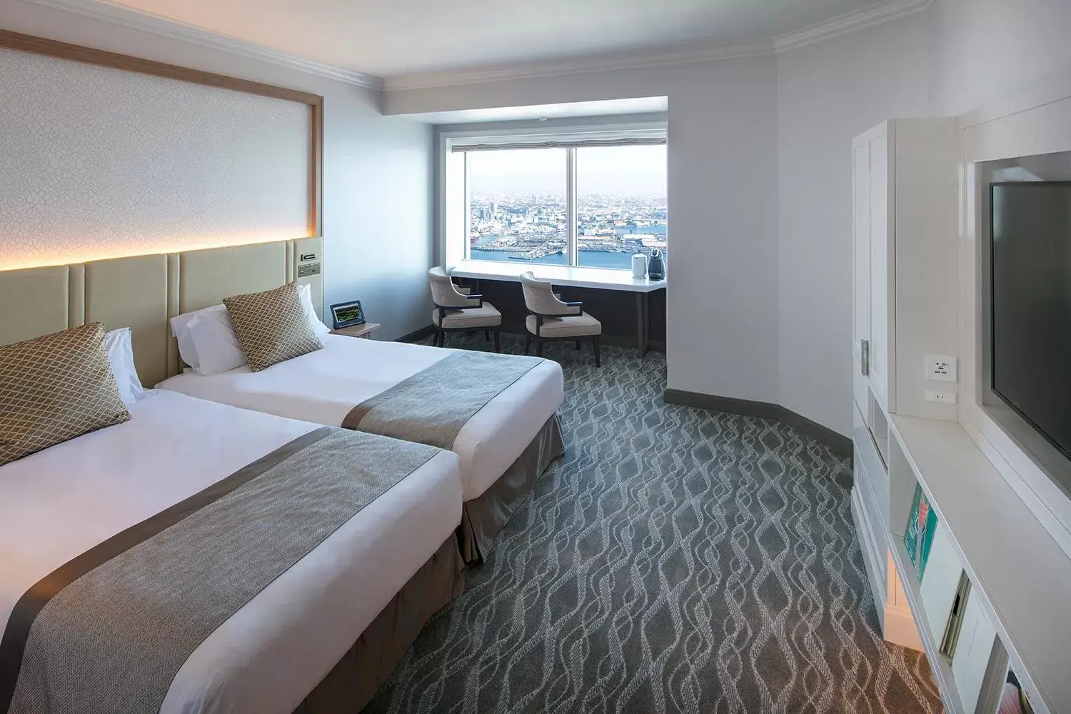 Sky Resort Floor  Atelier Comfort Twin Room with Bay View in Yokohama Royal Park Hotel