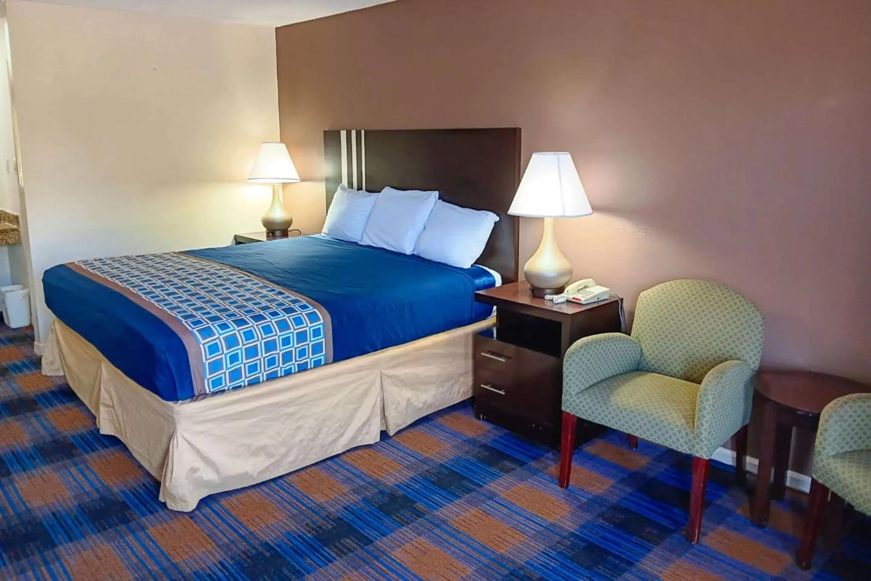 Bedroom, Bed in Rodeway Inn Lake City I-75