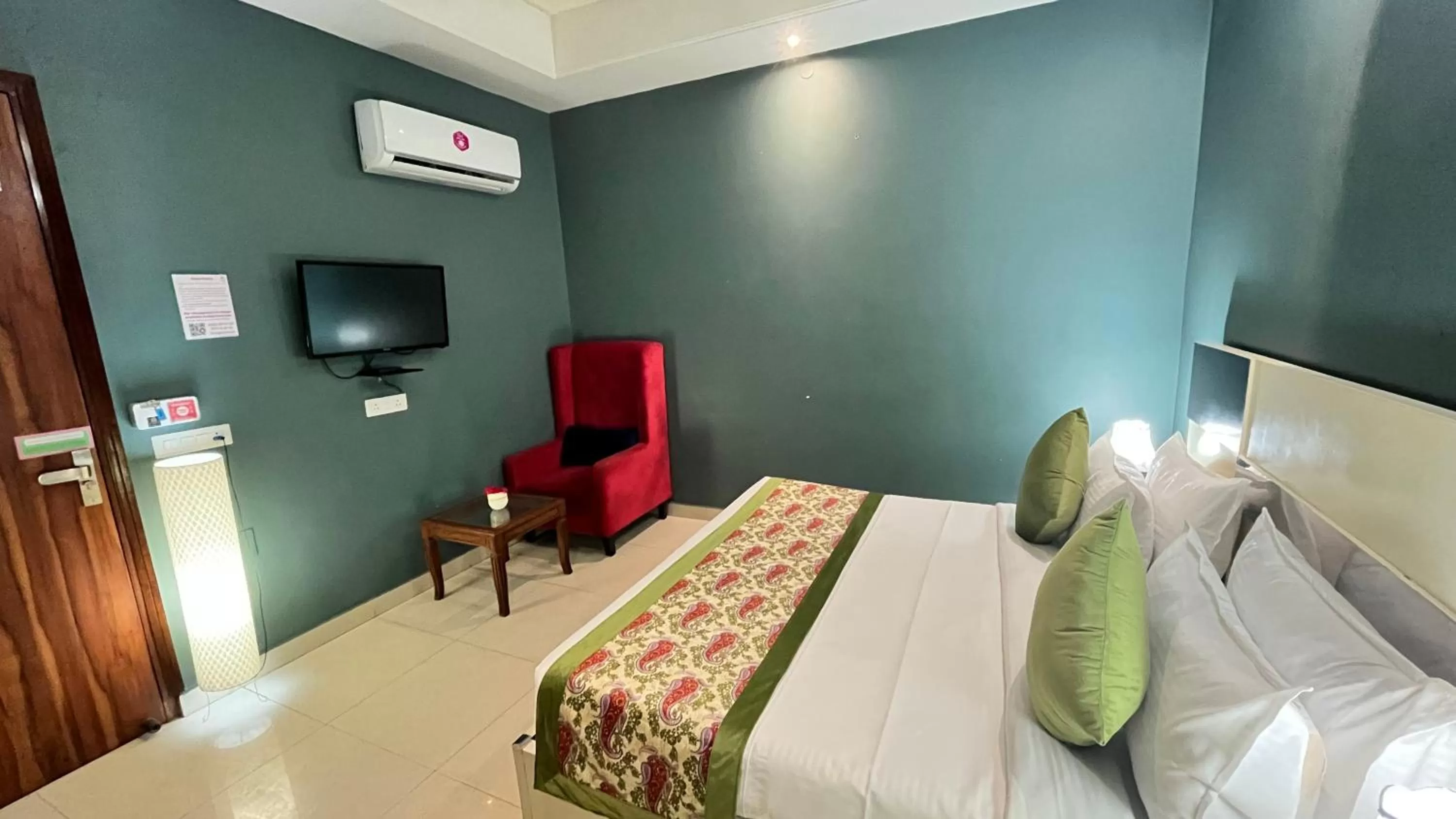 Communal lounge/ TV room, TV/Entertainment Center in Qotel Hotel Church House Rohini Sector 15